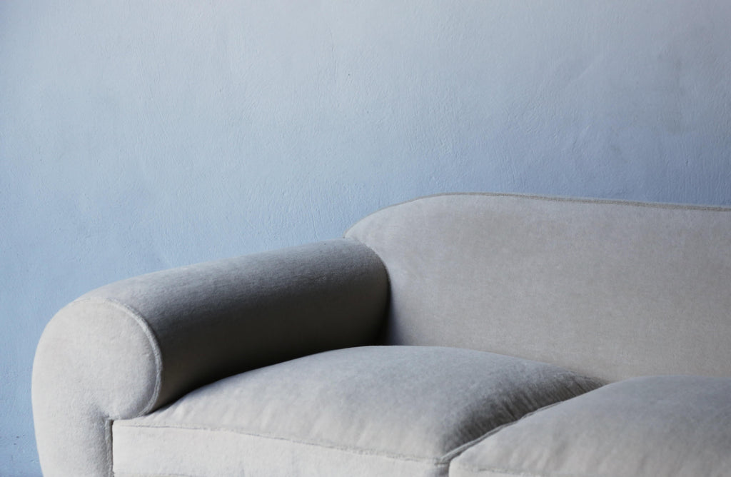 https://a.1stdibscdn.com/elegant-sofa-upholstered-in-pure-alpaca-for-sale-picture-9/f_22593/f_415100221726587237809/Deco_Sofa_Ivory_Alpaca_4_23_7_master.jpg