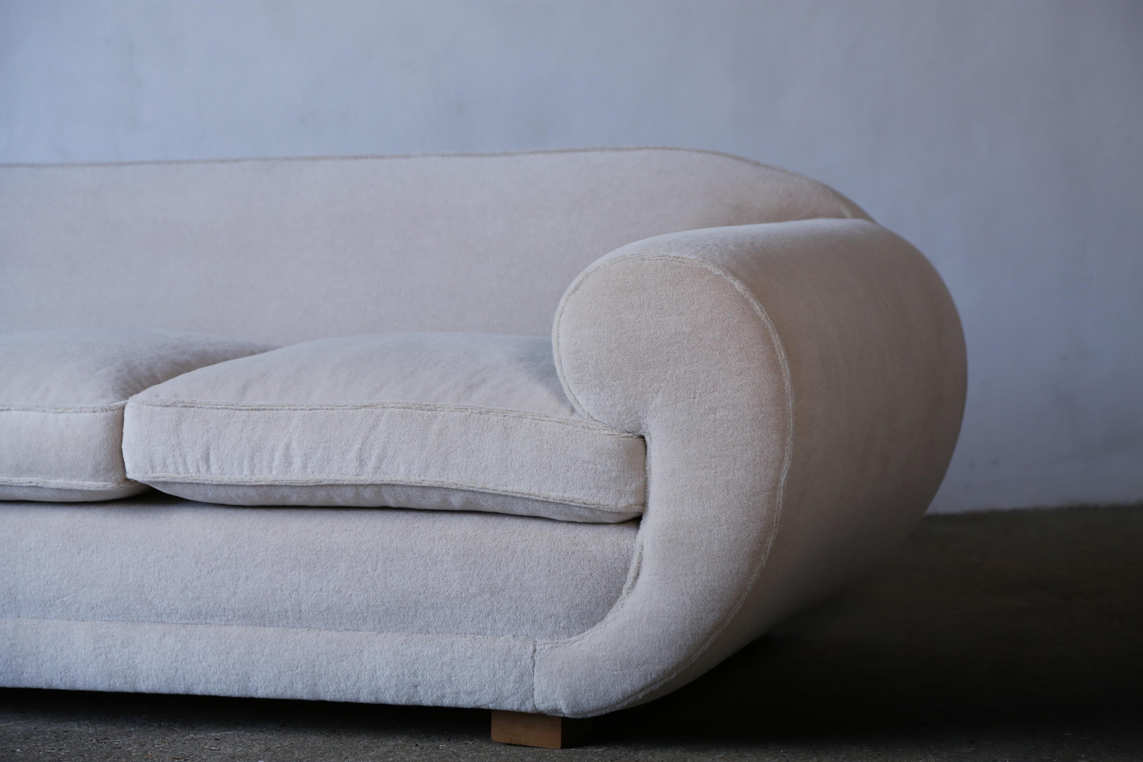 https://a.1stdibscdn.com/elegant-sofa-upholstered-in-pure-alpaca-for-sale-picture-10/f_22593/f_415100221726587238713/Deco_Sofa_Ivory_Alpaca_4_23_9_master.jpg
