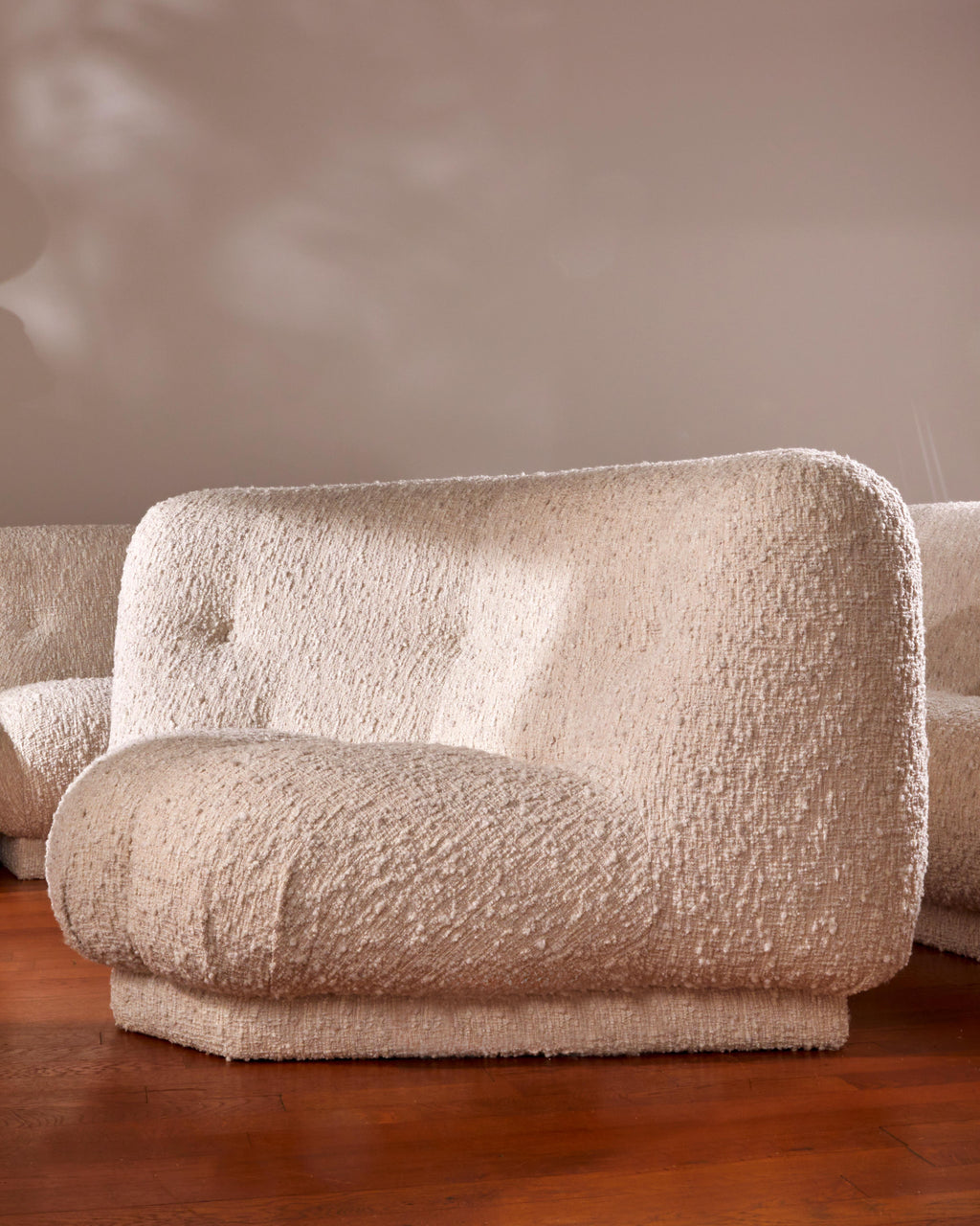 https://a.1stdibscdn.com/customizable-modular-sofa-by-studio-glustin-for-sale-picture-5/f_9680/f_461016621754055396161/Detail_canape_3_A_master.jpg