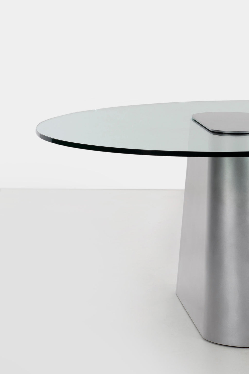 https://a.1stdibscdn.com/sculptural-tm-dining-entry-table-in-wax-polished-formed-aluminum-with-glass-top-for-sale-picture-5/f_31003/1571258783460/Detail_shot_master.jpg