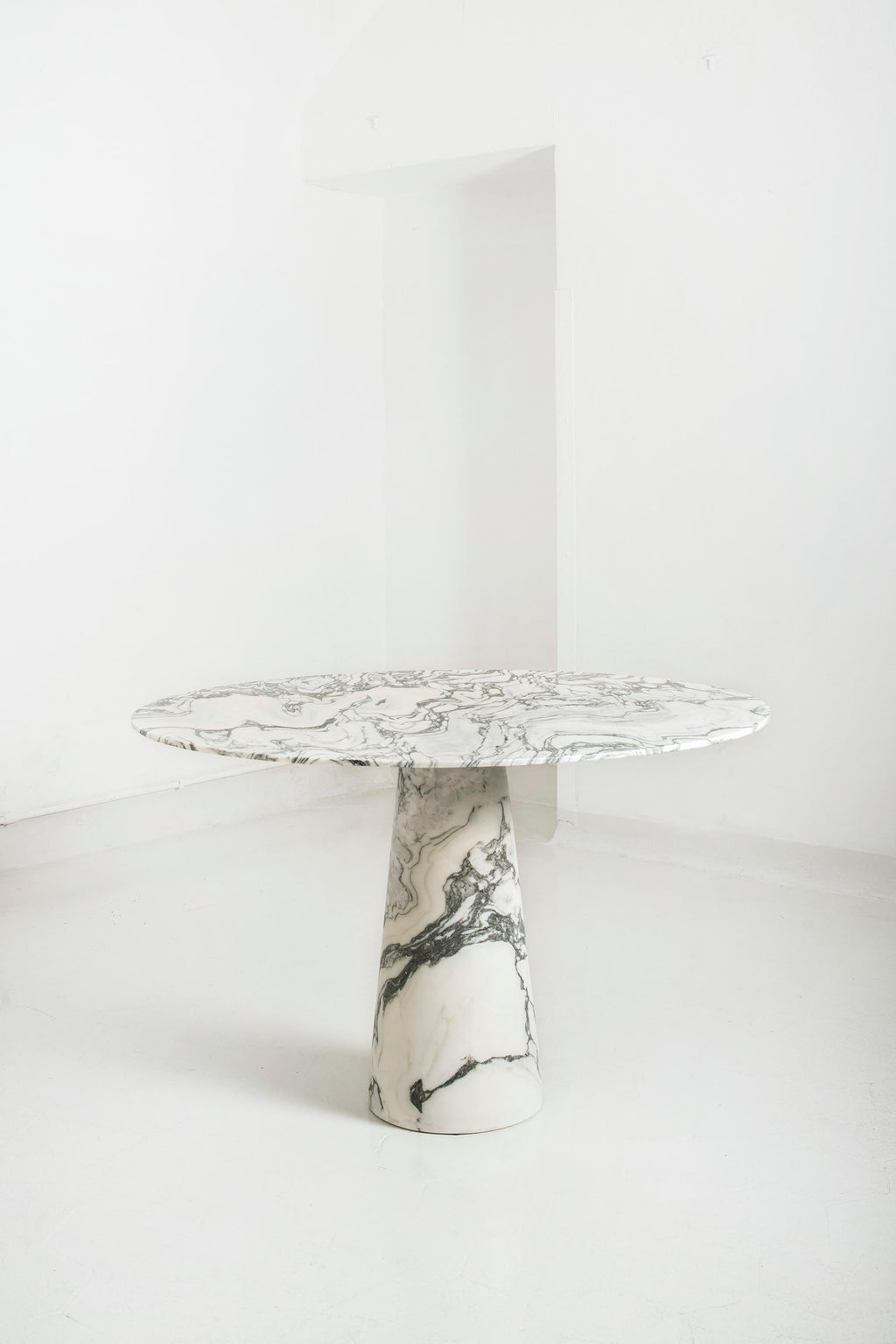 https://a.1stdibscdn.com/dining-table-by-stefan-scholten-for-sale-picture-2/f_12192/f_326852721675949090381/Dining_Table_1__master.JPG