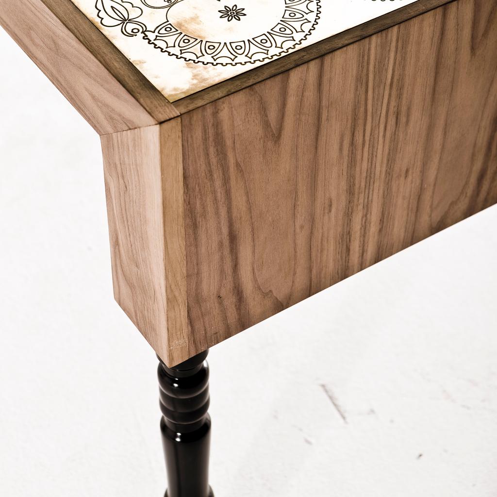 https://a.1stdibscdn.com/engraved-brass-walnut-and-lacquered-wood-burlesque-dining-table-by-egg-designs-for-sale-picture-5/f_38931/f_122811411539008329451/Dining_Table_Burlesque_View5jpg_master.jpg