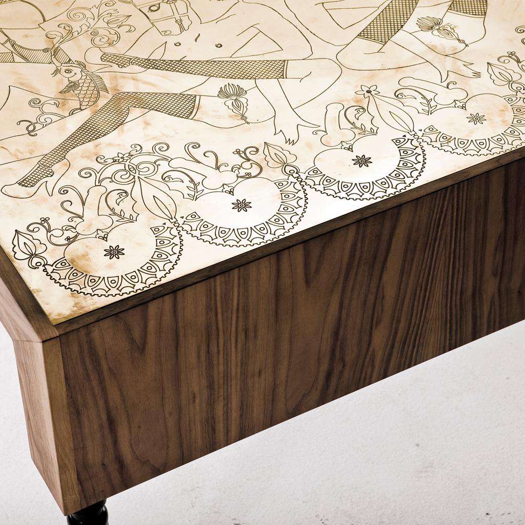 https://a.1stdibscdn.com/engraved-brass-walnut-and-lacquered-wood-burlesque-dining-table-by-egg-designs-for-sale-picture-7/f_38931/f_122811411539008333155/Dining_Table_Burlesque_View7jpg_master.jpg