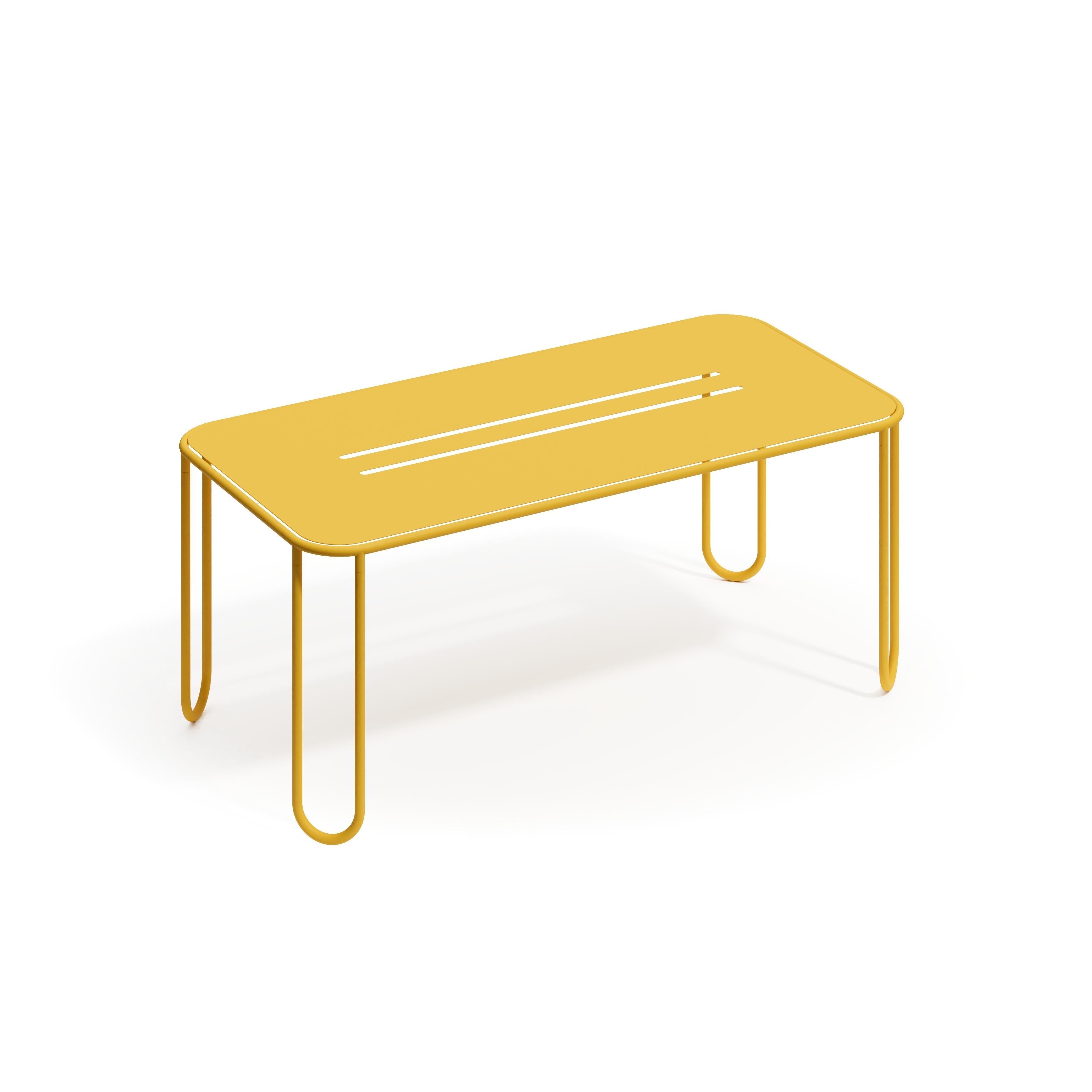https://a.1stdibscdn.com/desert-aluminum-dining-table-with-metal-tabletop-by-joyf-for-sale-picture-2/f_105812/f_468433621759079257148/Dinner_table_RAL1017_2_master.jpg