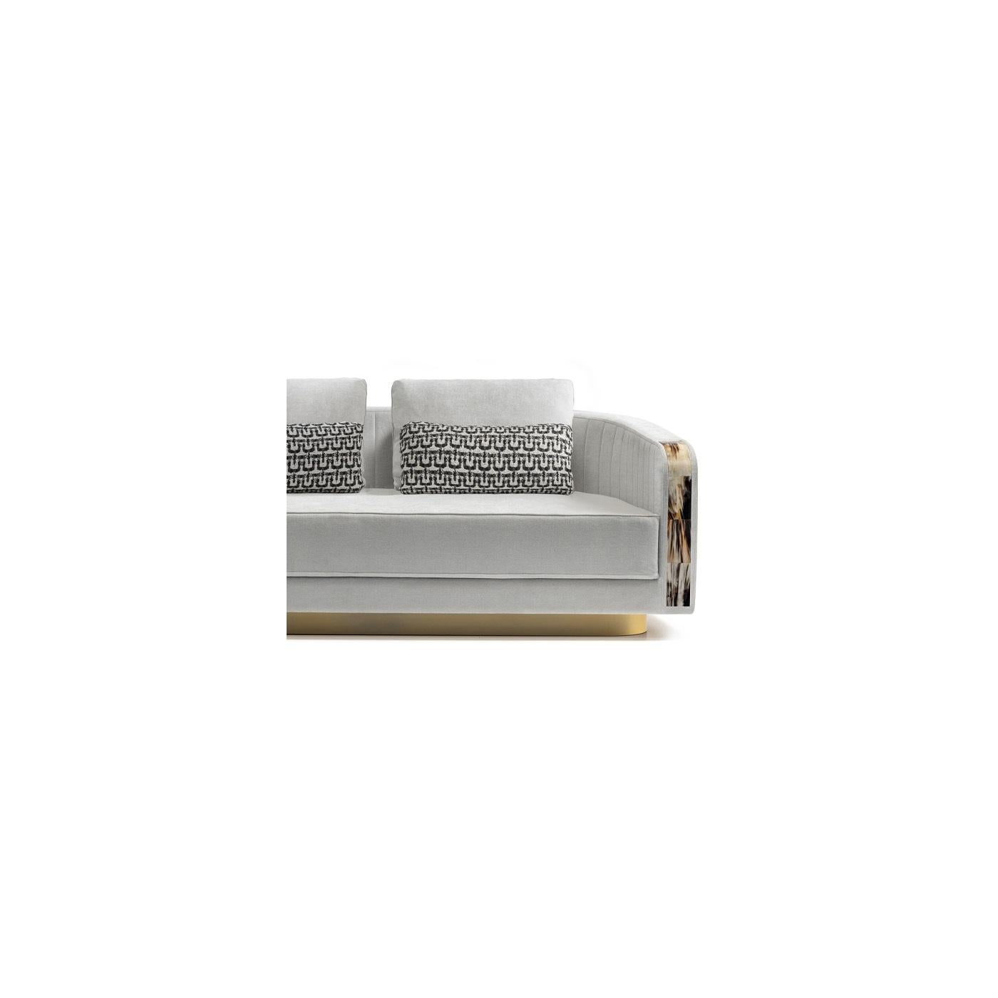 https://a.1stdibscdn.com/afrodite-three-seater-sofa-in-belsuede-fabric-horn-wood-by-arcahorn-for-sale-picture-5/f_12192/f_492790021773847671988/Divani_e_sedute_Afrodite_divano_con_braccioli_in_corno_Arcahornaa_master.jpg