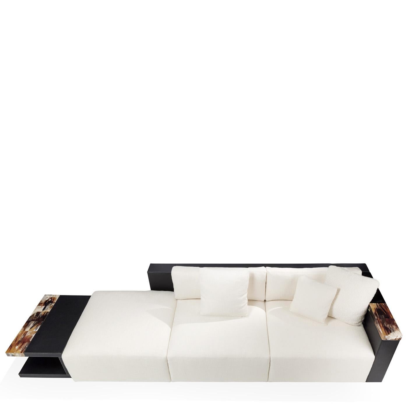 https://a.1stdibscdn.com/egon-three-seater-sofa-in-leather-horn-wood-upholstery-by-arcahorn-for-sale-picture-5/f_12192/f_489009621771597070341/Divani_e_sedute_Egon_divano_con_dettagli_in_corno_4400A_Arcahorn_master.jpg