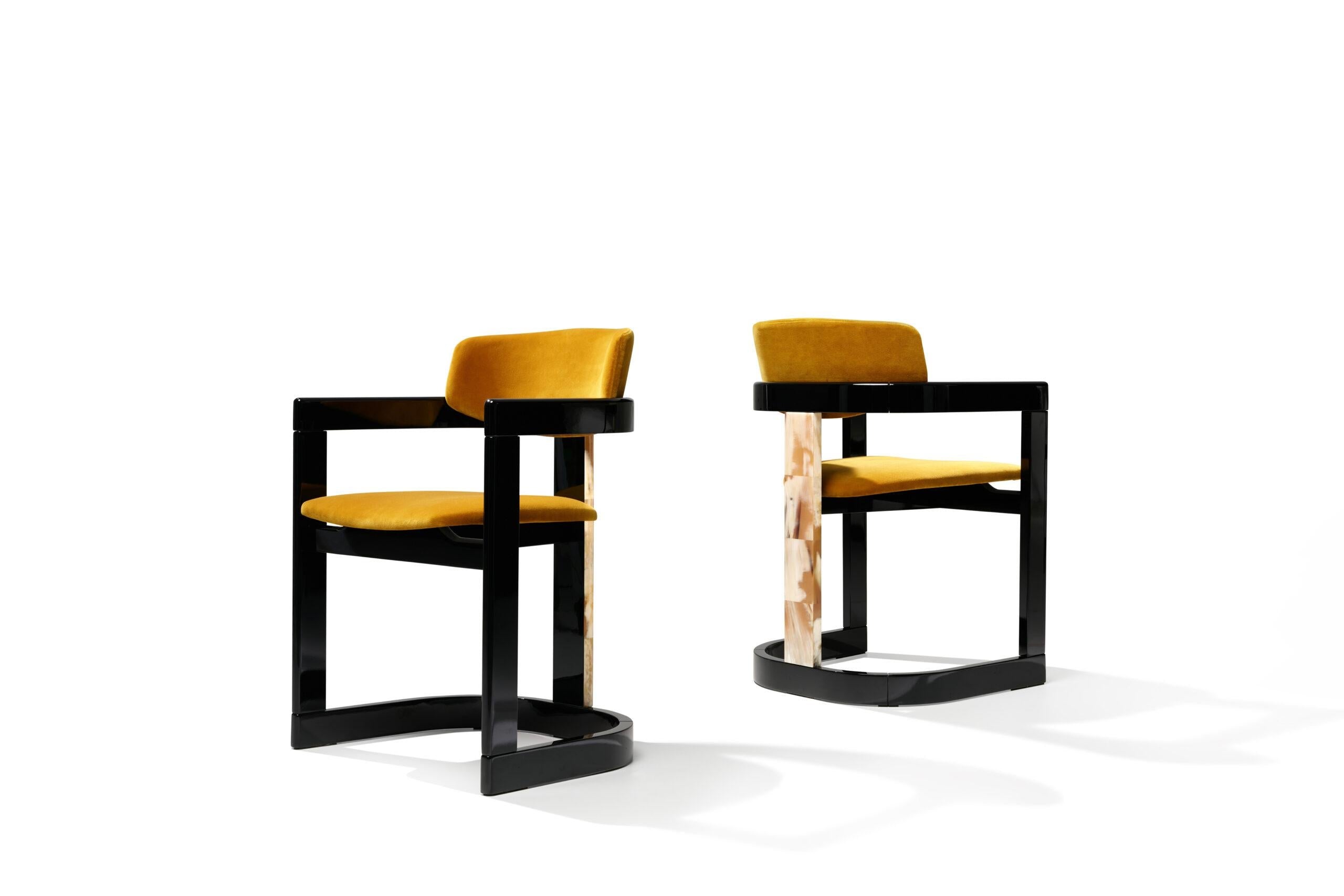 https://a.1stdibscdn.com/essa-chair-in-upholstery-horn-wood-with-lacquered-black-finish-by-arcahorn-for-sale-picture-13/f_12192/f_489760821772035466187/Divani_e_sedute_Essa_sedia_con_dettagli_in_corno_copertina_2_Arcahorn_2_scaled_master.jpg
