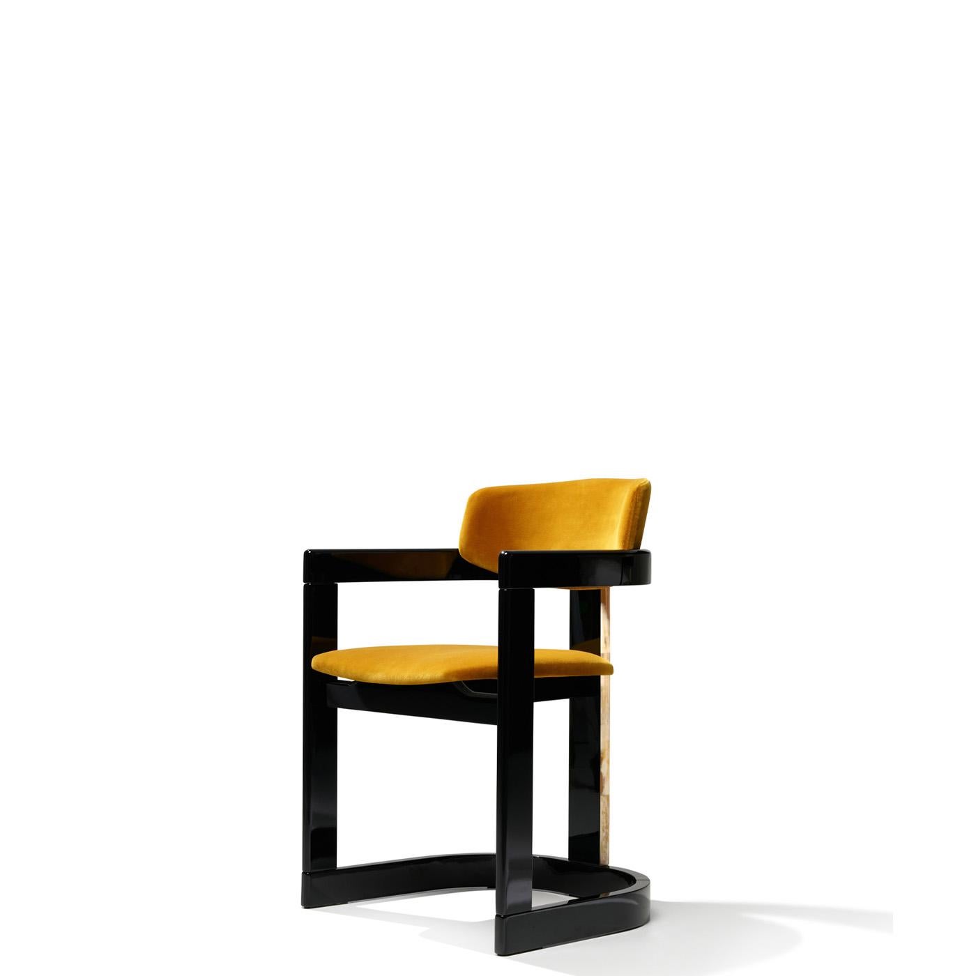 https://a.1stdibscdn.com/essa-chair-in-upholstery-horn-wood-with-lacquered-black-finish-by-arcahorn-for-sale-picture-8/f_12192/f_489760821772035418304/Divani_e_sedute_Essa_sedia_con_dettagli_in_corno_immagine_prodotto2_Arcahorn_2_master.jpg