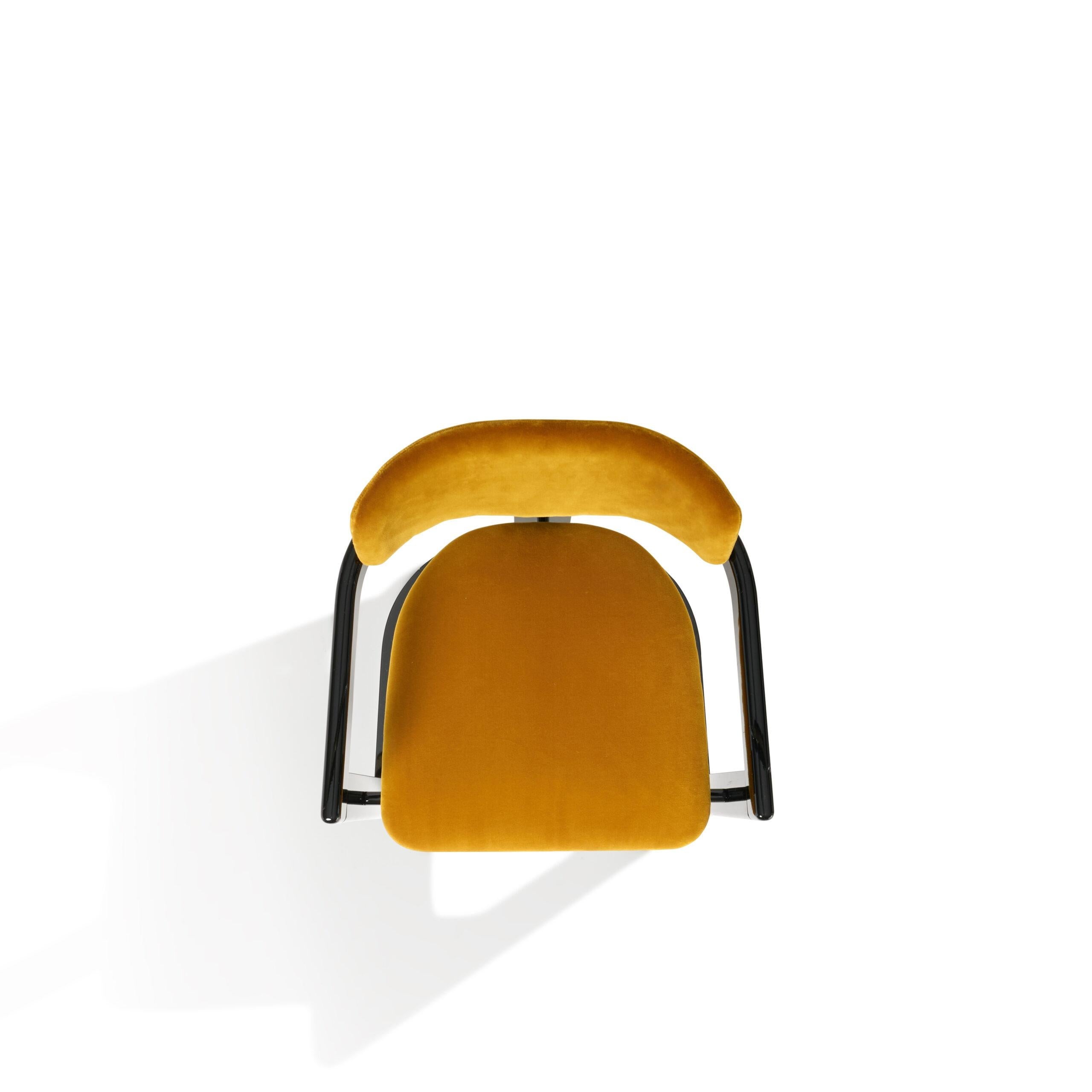 https://a.1stdibscdn.com/essa-chair-in-upholstery-horn-wood-with-lacquered-black-finish-by-arcahorn-for-sale-picture-9/f_12192/f_489760821772035418516/Divani_e_sedute_Essa_sedia_con_dettagli_in_corno_top2_Arcahorn_scaled_master.jpg