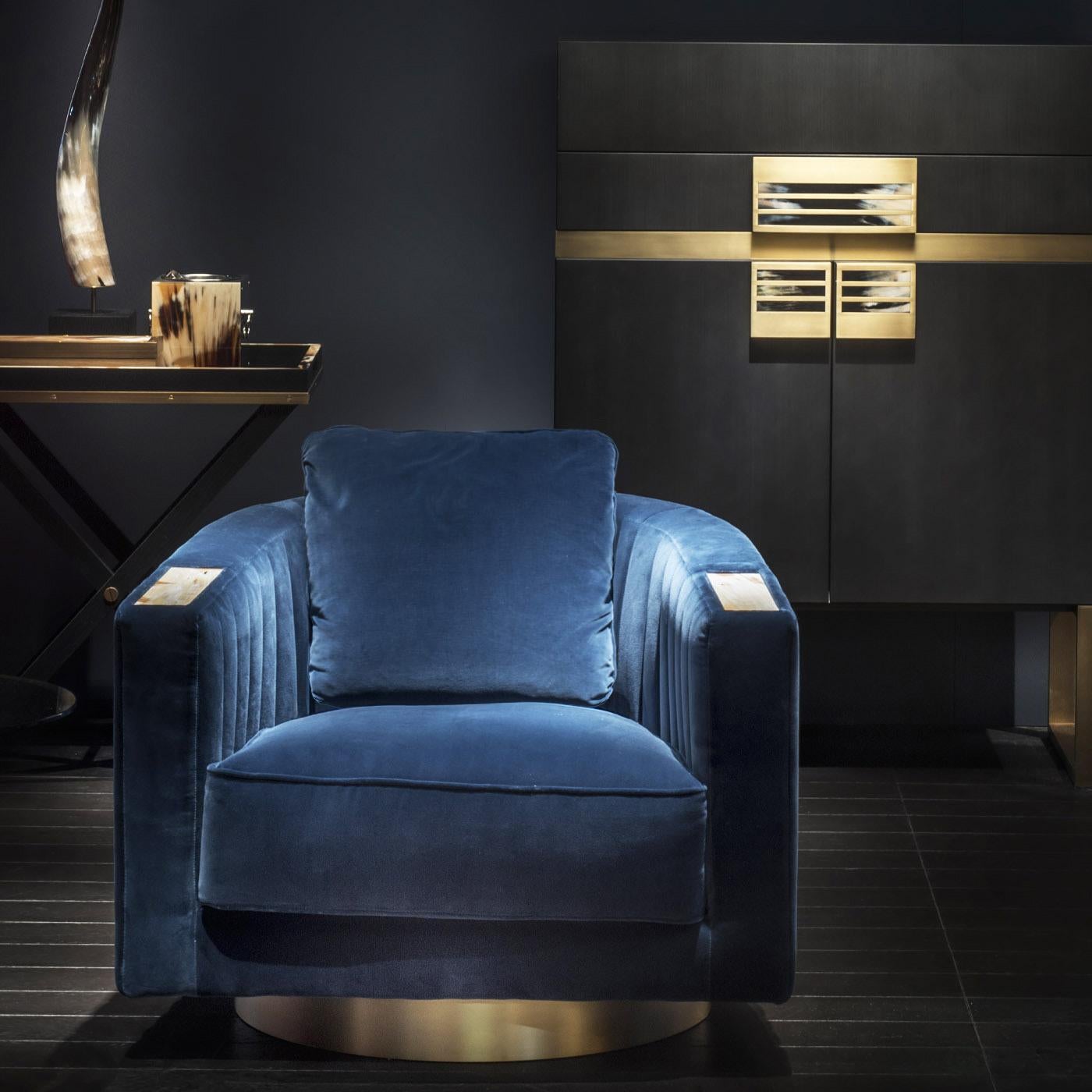 https://a.1stdibscdn.com/rachele-swivel-armchair-in-lario-velvet-horn-satin-brass-wood-by-arcahorn-for-sale-picture-2/f_12192/f_492666621773769398000/Divani_e_sedute_Rachele_poltrona_con_dettagli_in_corno_6040_ambientata_Arcahorn_master.jpg
