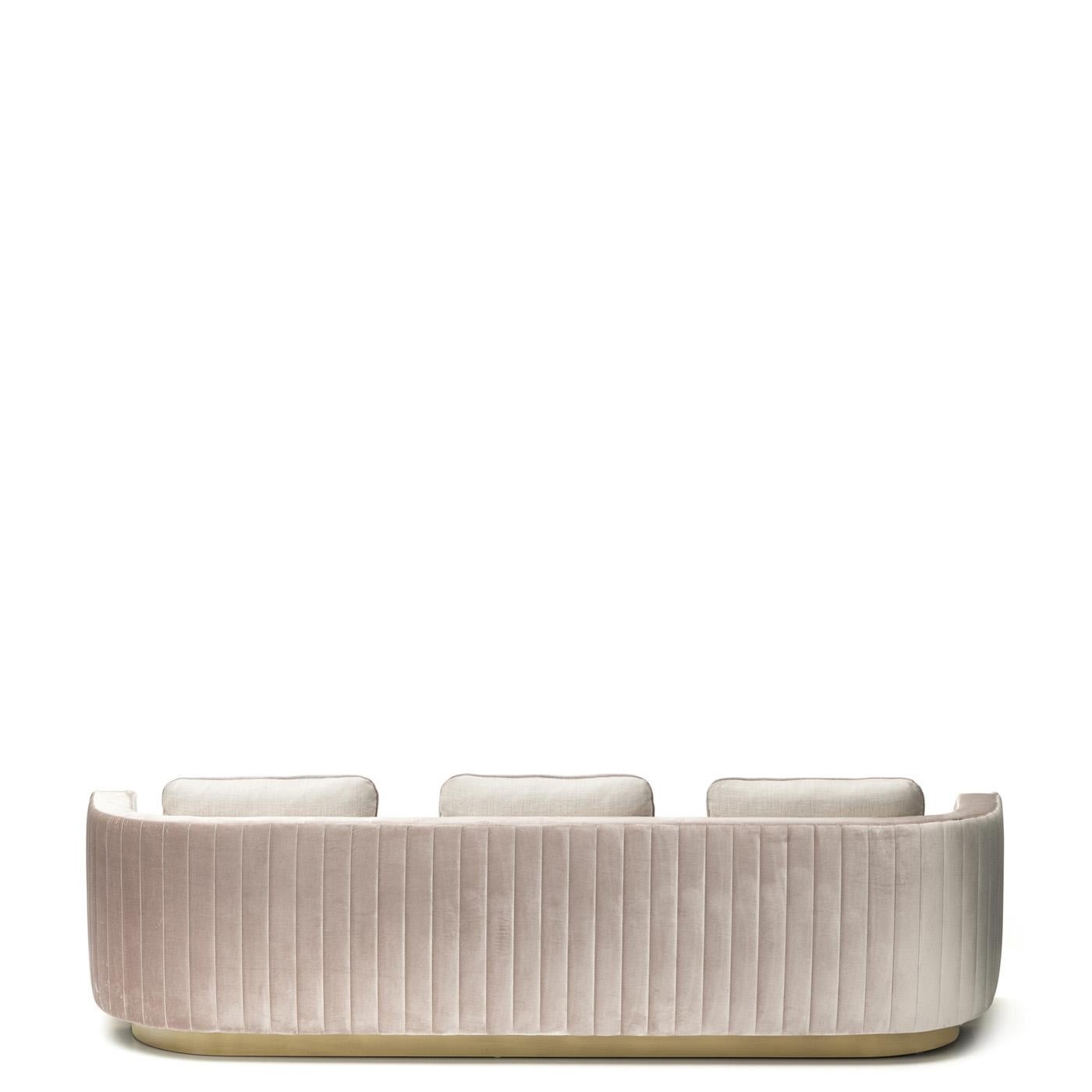 https://a.1stdibscdn.com/rea-three-seater-sofa-in-splendido-velvet-upholstery-horn-wood-by-arcahorn-for-sale-picture-5/f_12192/f_489904521772117039795/Divani_e_sedute_Rea_divano_con_braccioli_in_corno_7020_2_Arcahorn_master.jpg