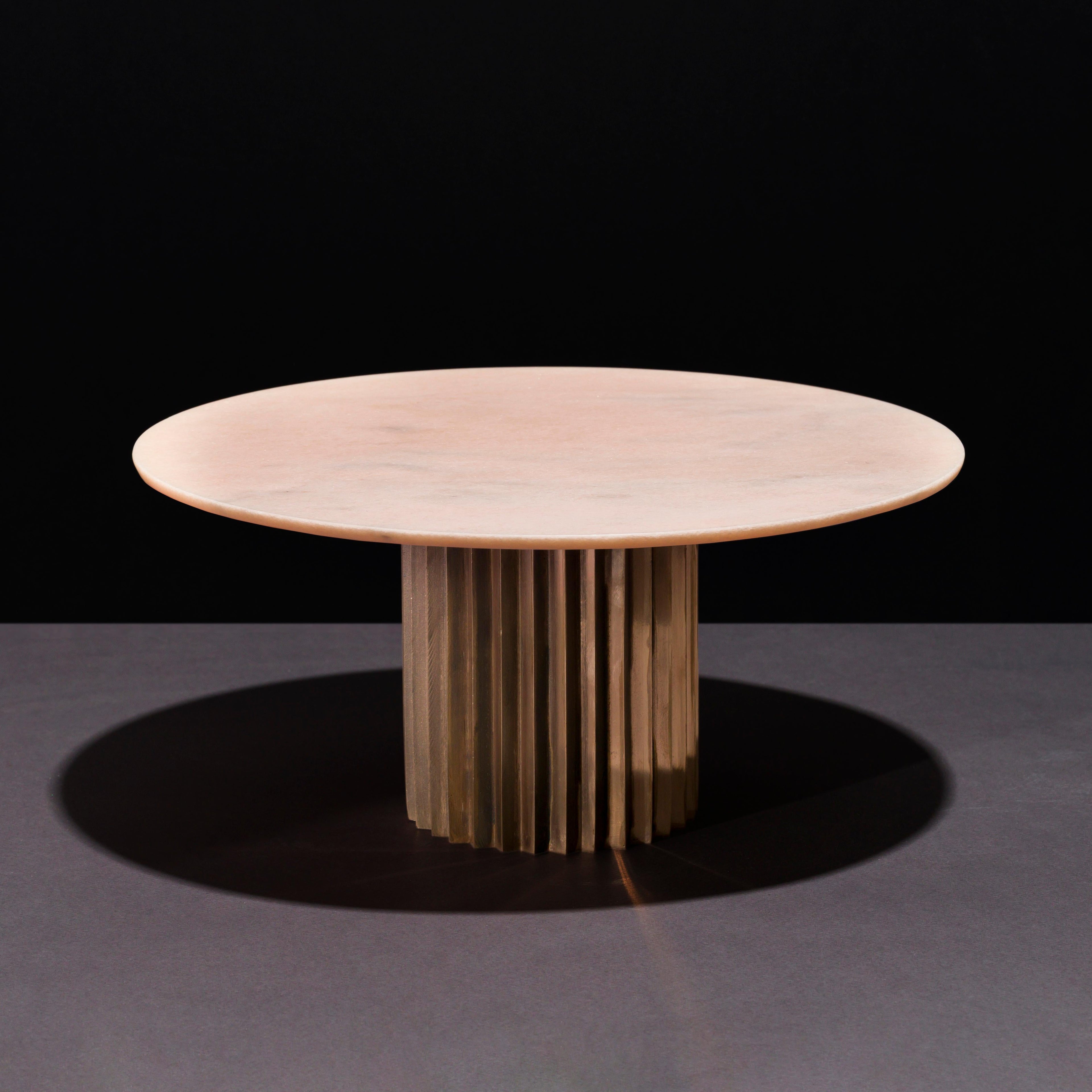 https://a.1stdibscdn.com/doris-round-pedestal-dining-table-in-pink-marble-and-cast-bronze-for-sale-picture-2/f_22063/f_152121121561383123987/Doris_amb_ppbz_master.jpg
