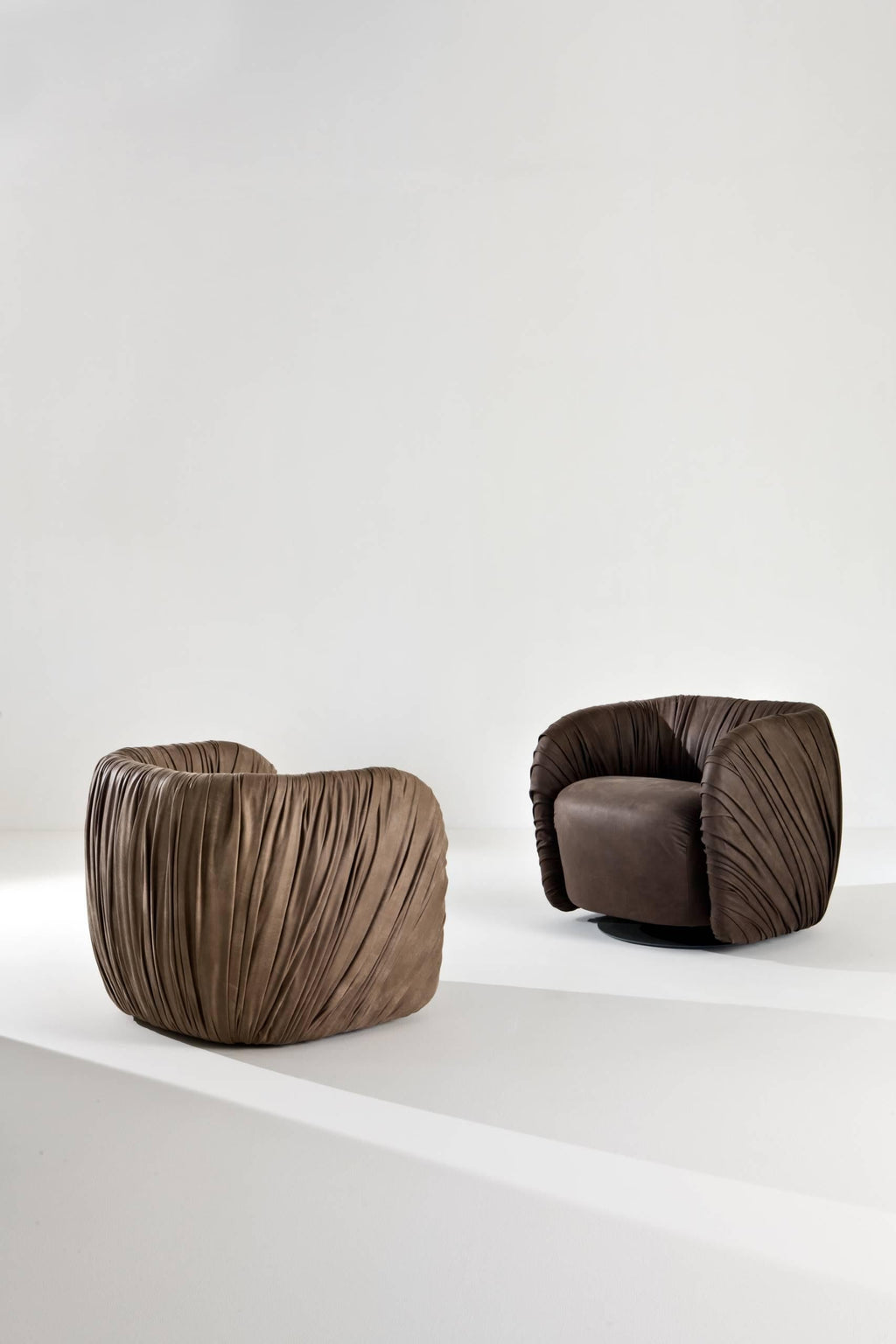 https://a.1stdibscdn.com/laurameroni-drape-lounge-modern-swivel-armchair-in-hand-pleated-leather-for-sale-picture-2/f_52792/1590486078100/DrapeLounge_Armchair_Drape_Laurameroni_00003_master.jpg