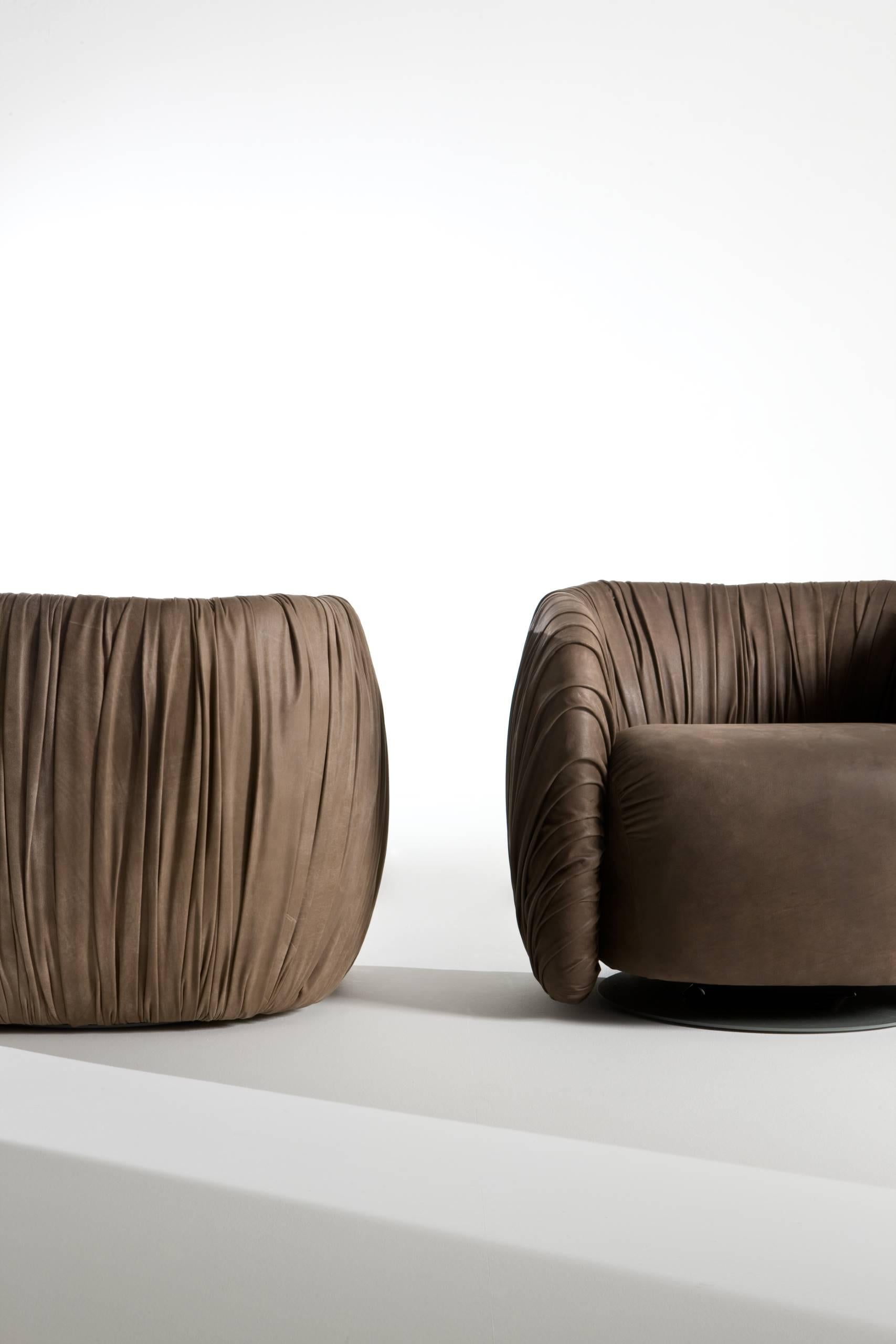 https://a.1stdibscdn.com/laurameroni-drape-lounge-modern-swivel-armchair-in-hand-pleated-leather-for-sale-picture-3/f_52792/1590486083748/DrapeLounge_Armchair_Drape_Laurameroni_00004_master.jpg