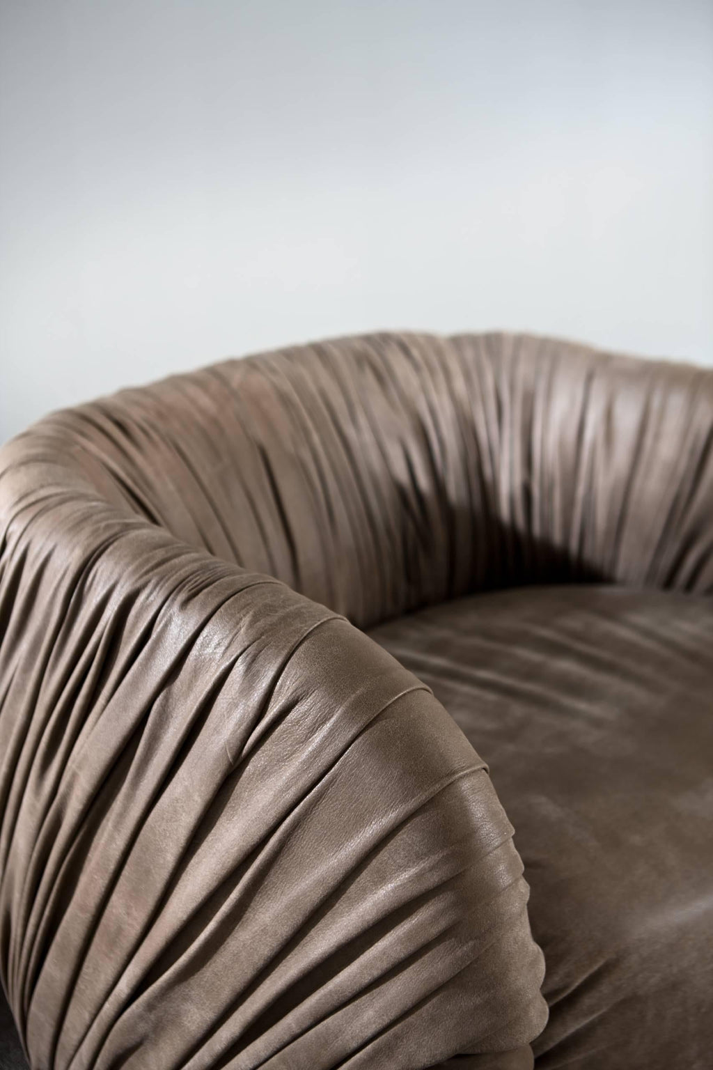 https://a.1stdibscdn.com/laurameroni-drape-lounge-modern-swivel-armchair-in-hand-pleated-leather-for-sale-picture-4/f_52792/1590486096439/DrapeLounge_Armchair_Drape_Laurameroni_00006_master.jpg