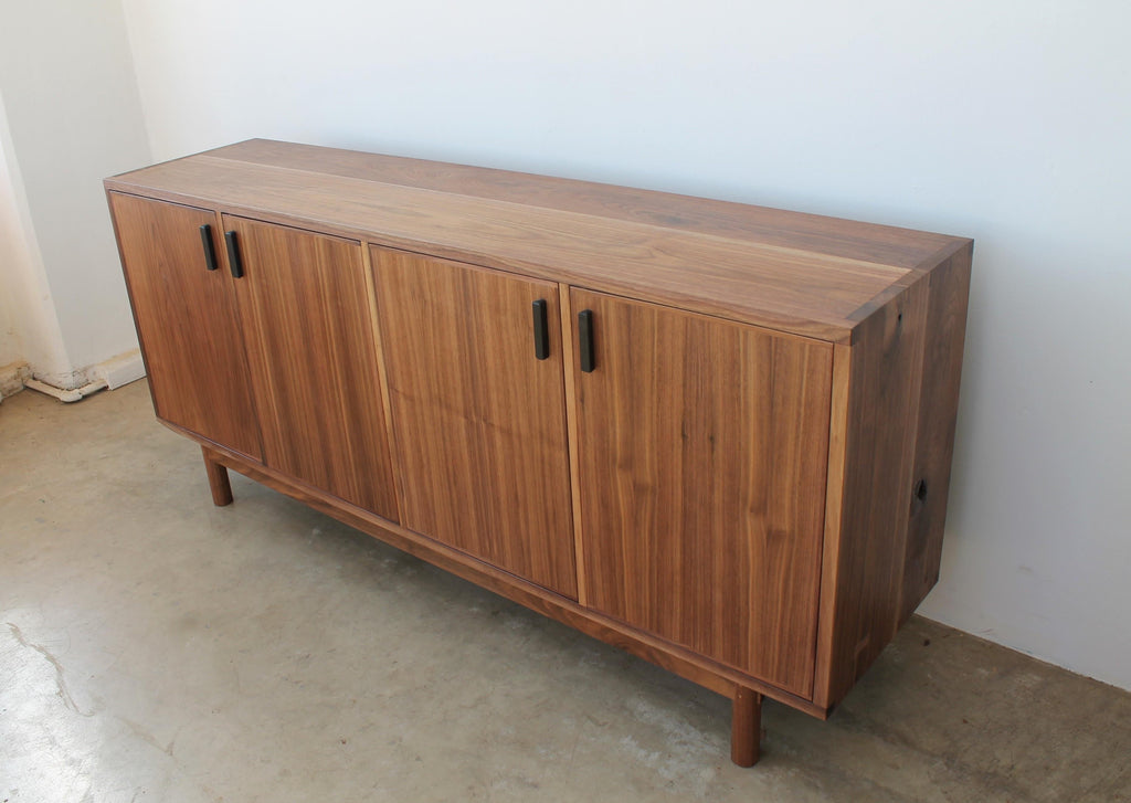 https://a.1stdibscdn.com/dune-allen-credenza-in-solid-walnut-for-sale-picture-2/f_49771/f_344257221684900206225/Dune_Allen_Credenza_2_master.JPG