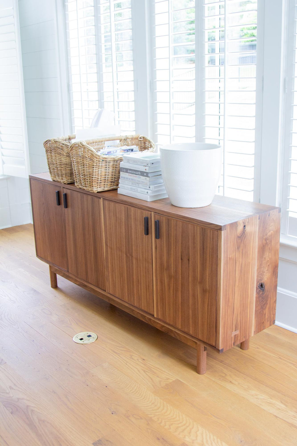 https://a.1stdibscdn.com/dune-allen-credenza-in-solid-walnut-for-sale-picture-8/f_49771/f_344257221684900211262/Dune_Allen_Credenza_4_master.jpg