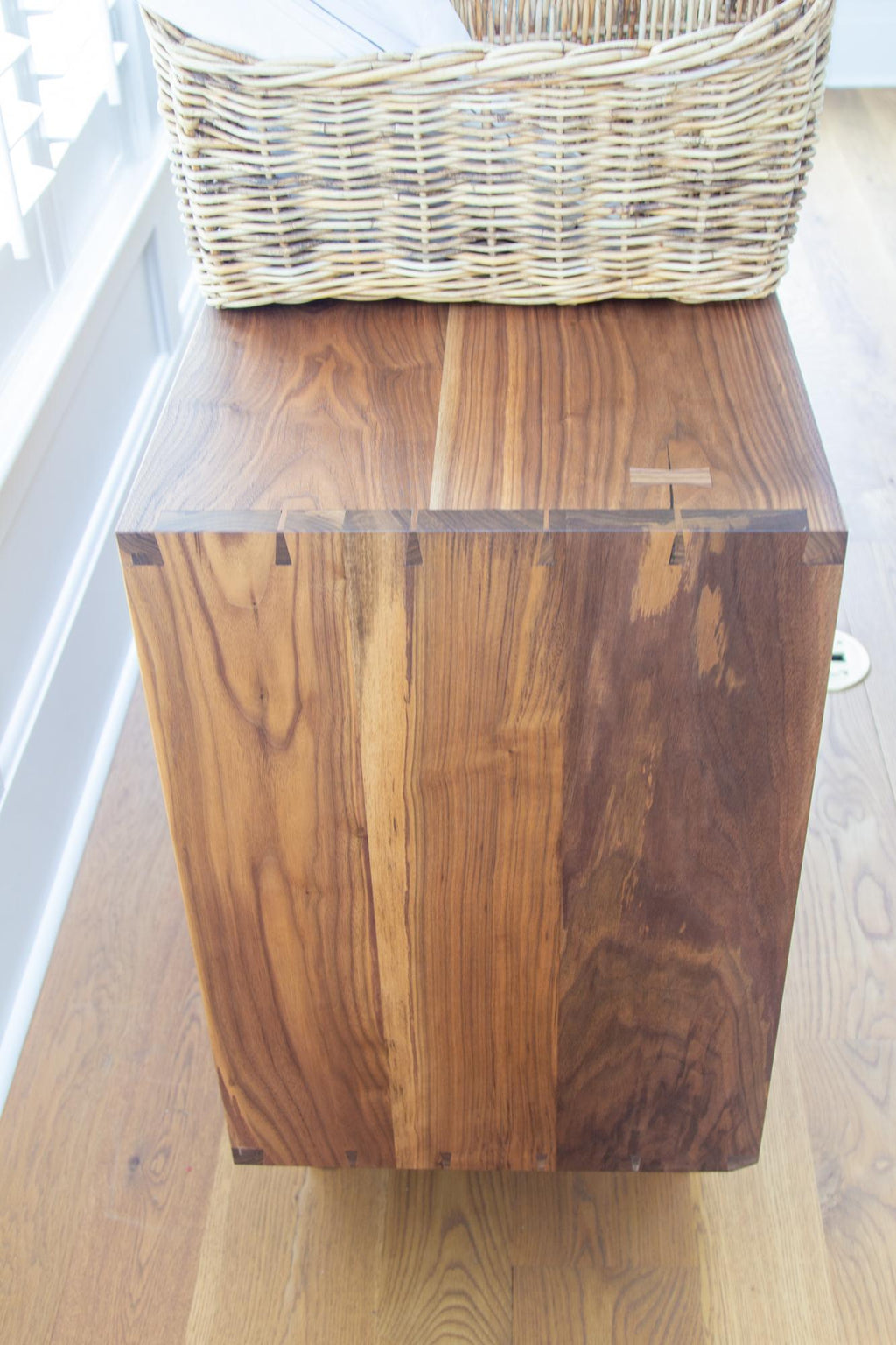 https://a.1stdibscdn.com/dune-allen-credenza-in-solid-walnut-for-sale-picture-3/f_49771/f_344257221684900207070/Dune_Allen_Credenza_5_master.jpg