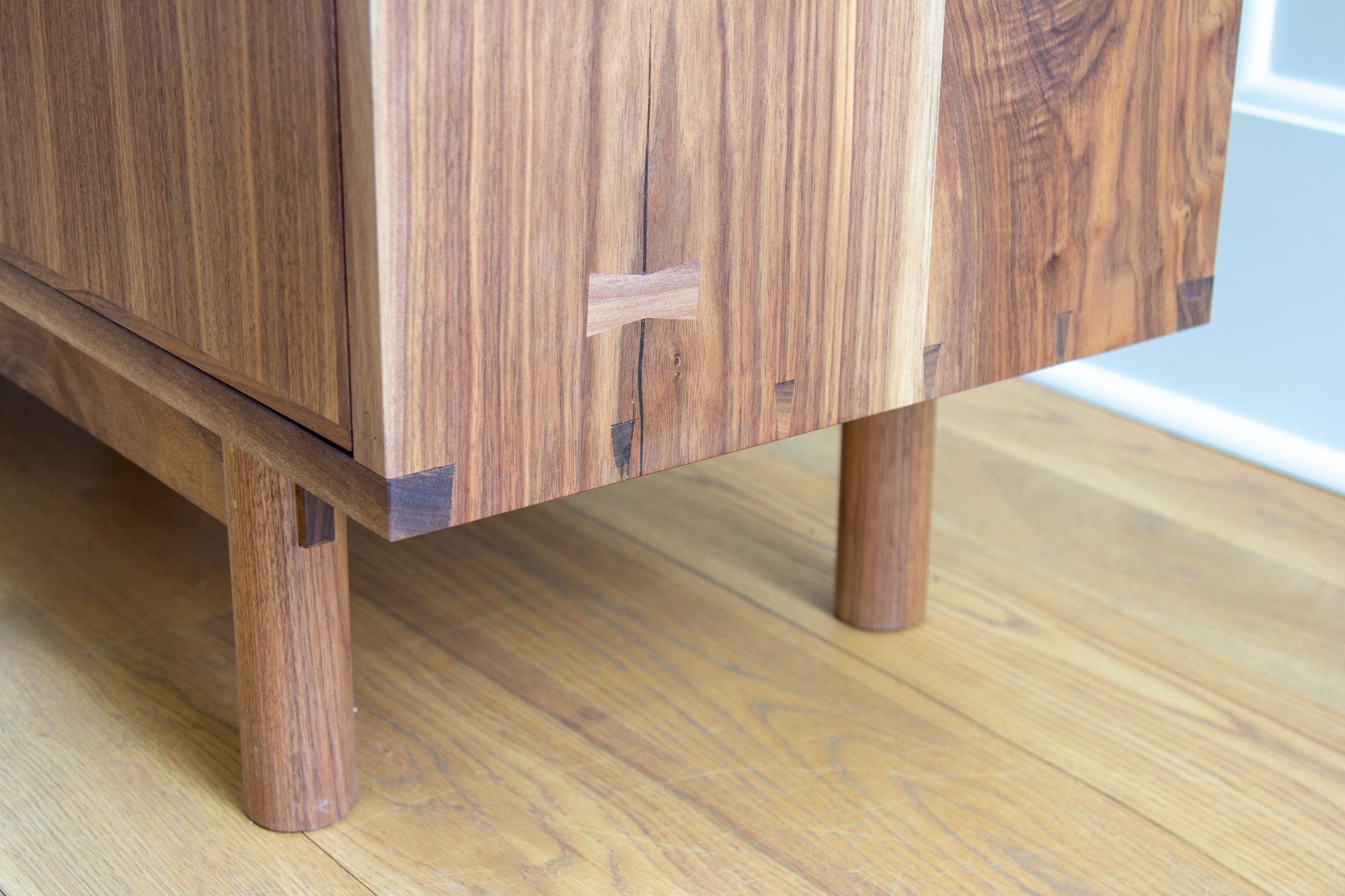 https://a.1stdibscdn.com/dune-allen-credenza-in-solid-walnut-for-sale-picture-4/f_49771/f_344257221684900207919/Dune_Allen_Credenza_6_master.jpg