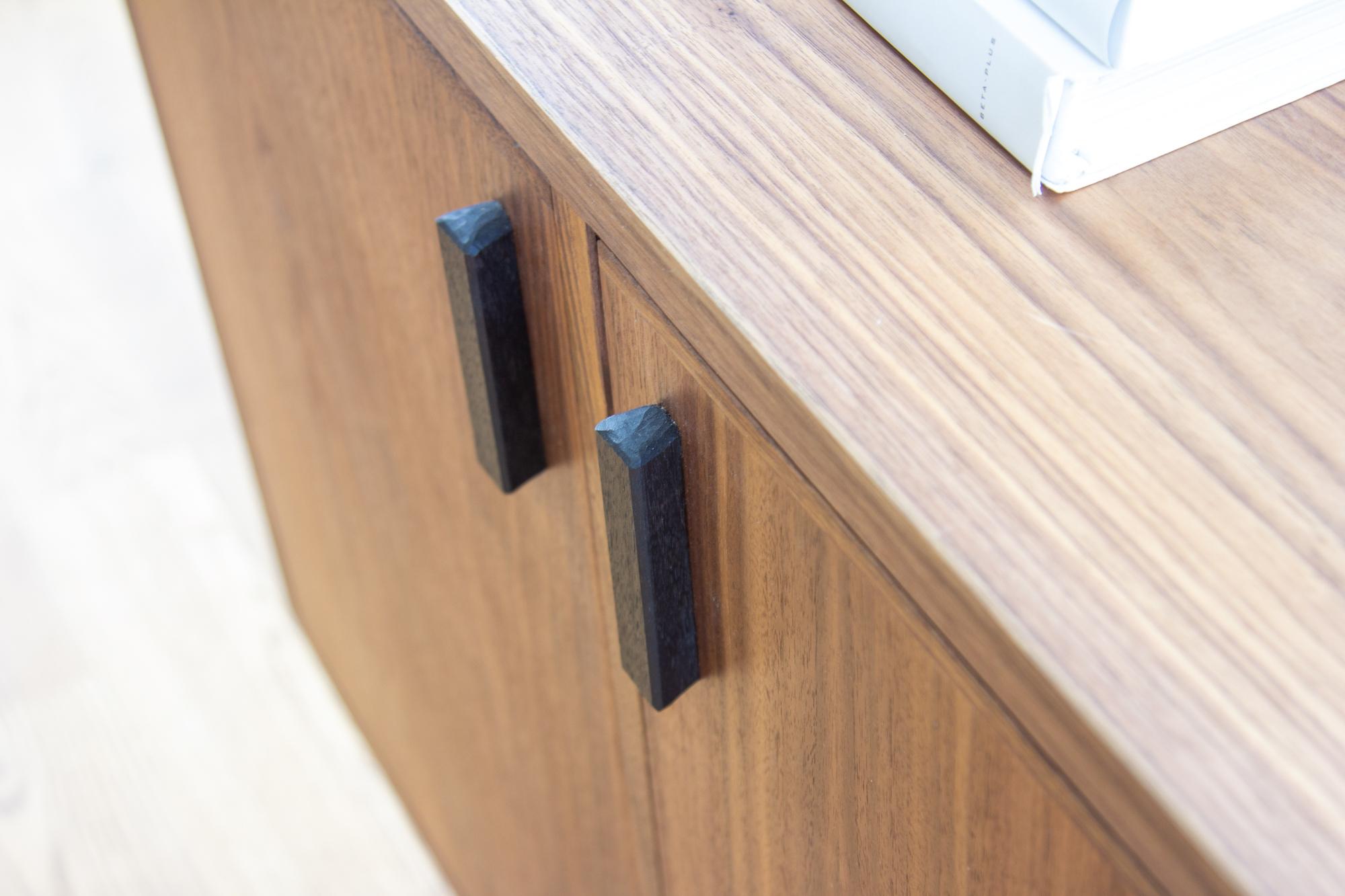 https://a.1stdibscdn.com/dune-allen-credenza-in-solid-walnut-for-sale-picture-5/f_49771/f_344257221684900208814/Dune_Allen_Credenza_8_master.jpg