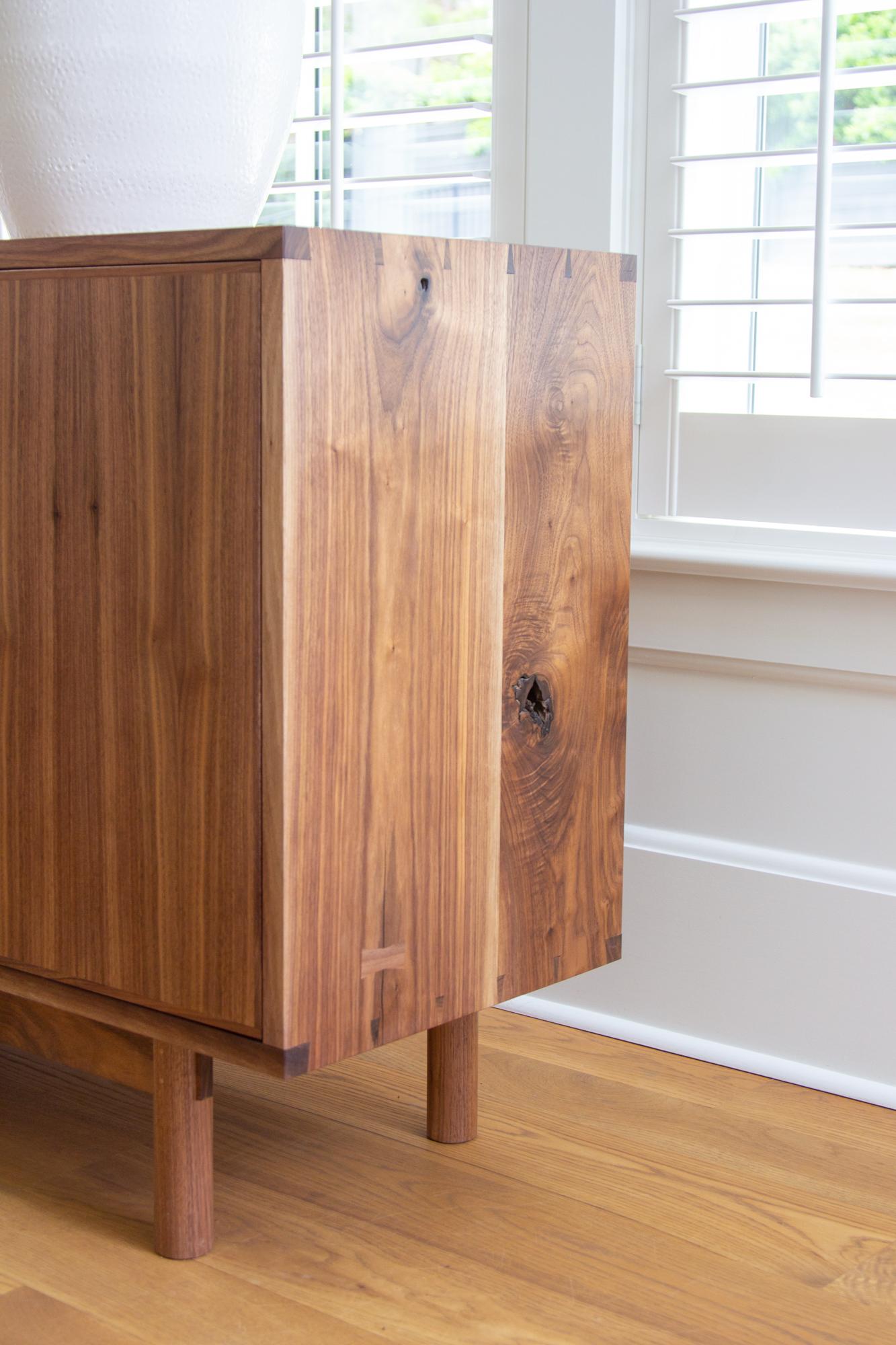 https://a.1stdibscdn.com/dune-allen-credenza-in-solid-walnut-for-sale-picture-6/f_49771/f_344257221684900209579/Dune_Allen_Credenza_9_master.jpg