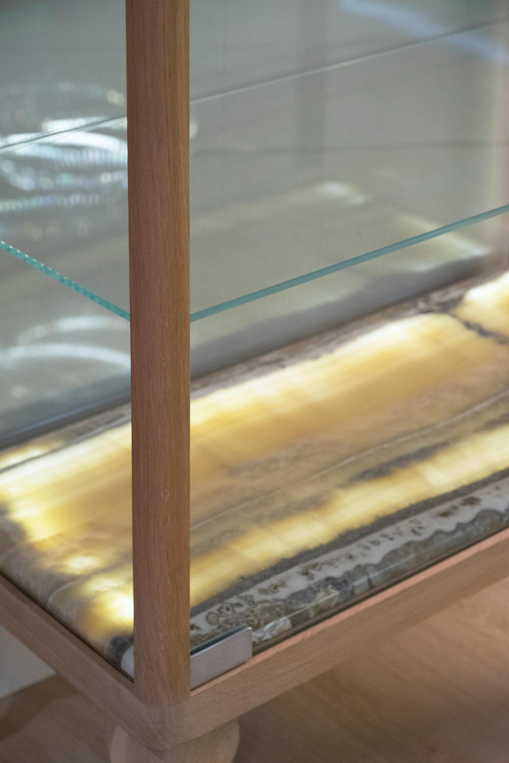 https://a.1stdibscdn.com/modern-venise-showcase-miel-onyx-oak-handmade-in-portugal-by-greenapple-for-sale-picture-4/f_53532/f_455349021750419247805/E0016842_Export_master.jpg