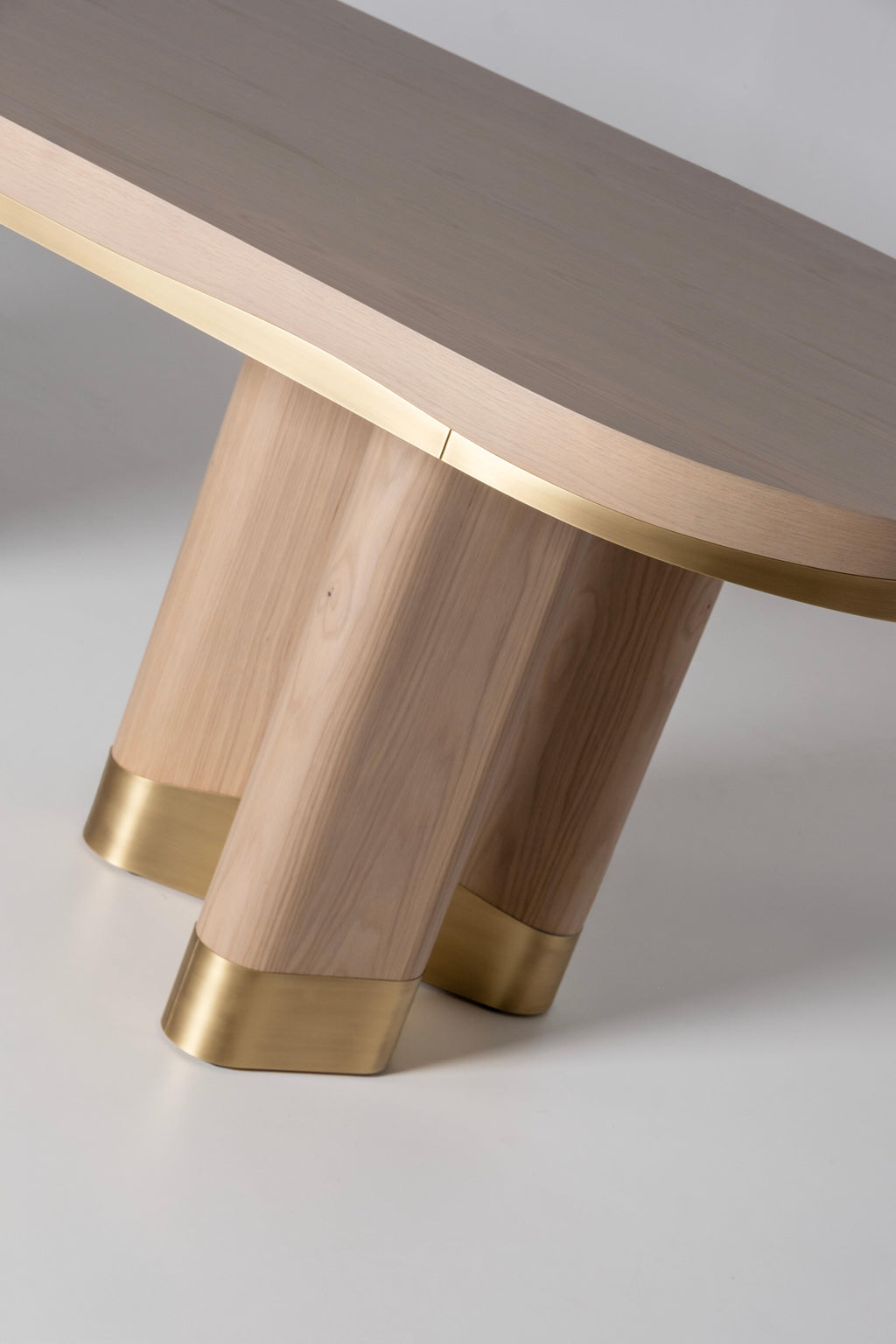 https://a.1stdibscdn.com/modern-sistelo-dining-table-warm-grey-oak-brass-handmade-by-greenapple-for-sale-picture-16/f_53532/f_451047321756733807147/E0029686_Export_master.jpg