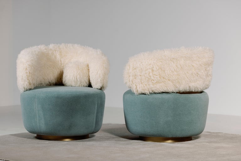 https://a.1stdibscdn.com/contemporary-caju-swivel-lounge-chair-set-2-boucle-faux-fur-by-greenapple-for-sale-picture-3/f_53532/f_482072021767709303379/E0030834_Export_master.jpg?width=768