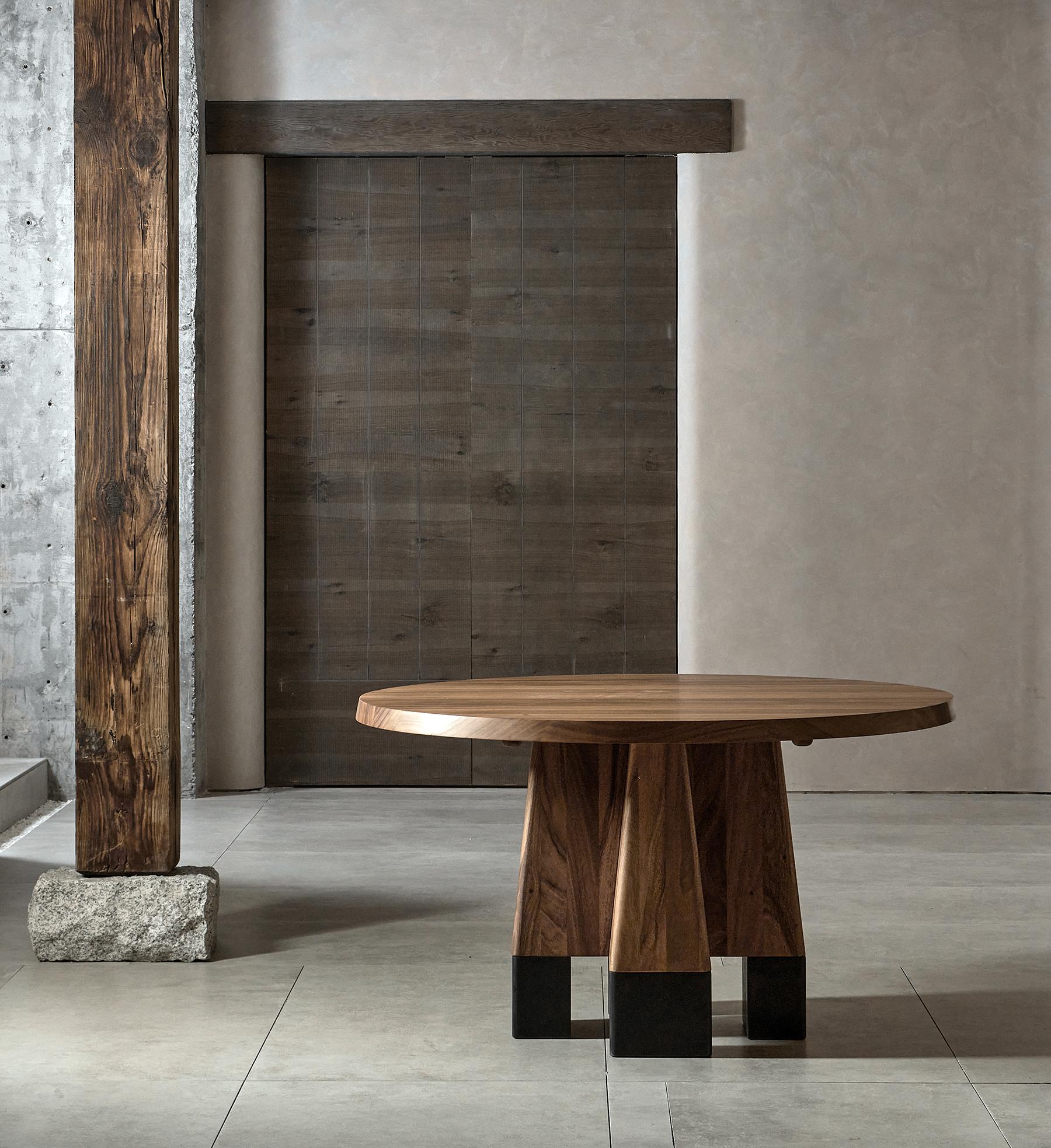 https://a.1stdibscdn.com/statue-circle-dining-table-by-daaz-for-sale-picture-2/f_12192/f_417734421728083183058/E1119_3_master.jpg