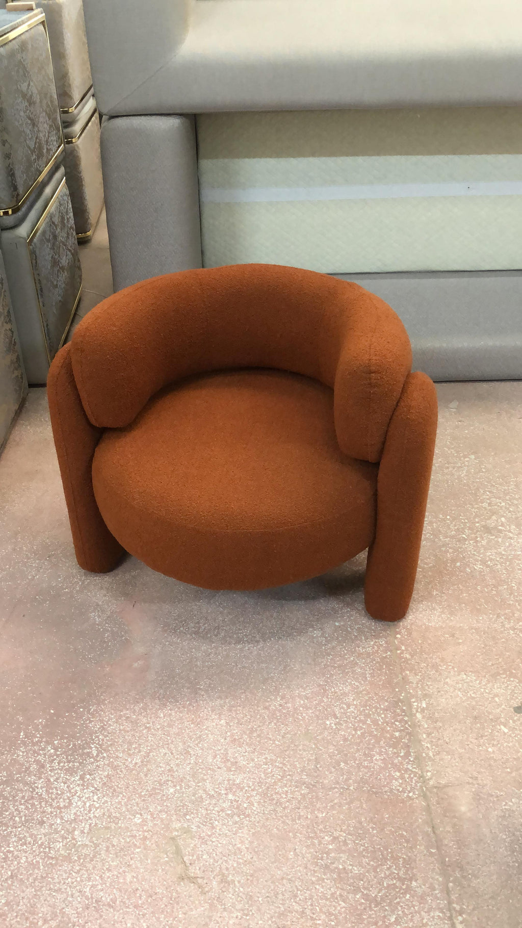 https://a.1stdibscdn.com/liba-velvet-armchair-comfy-arm-chair-custom-sofa-for-sale-picture-7/f_91932/f_43933202/E4A3E6D7_700A_490E_A3B3_1741341800314_master.jpg