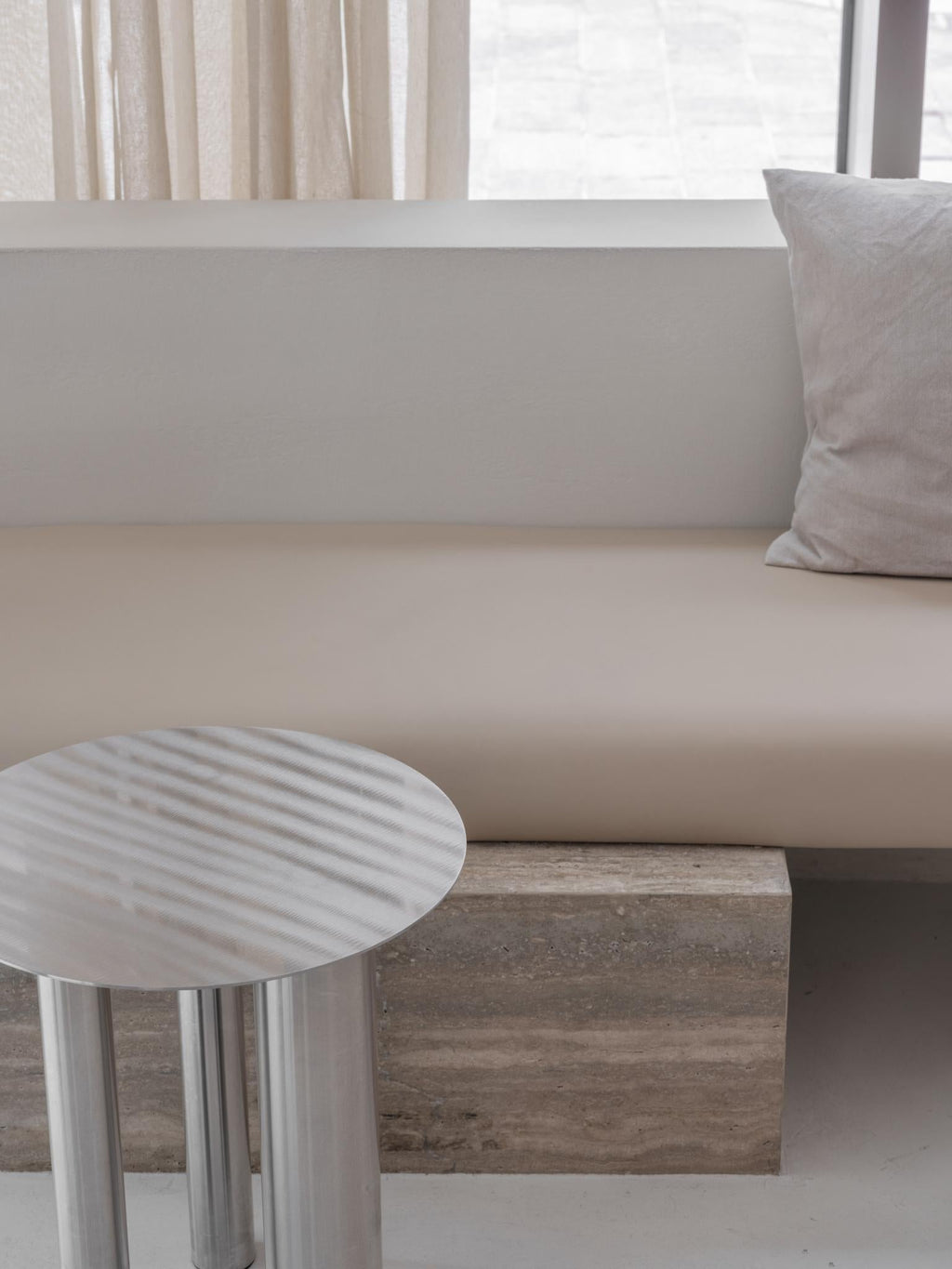 https://a.1stdibscdn.com/high-coffee-table-brandt-cs1-made-of-stainless-steel-by-noom-for-sale-picture-6/f_42321/f_185527621700521577846/EARTH_WEB_31_master.jpg