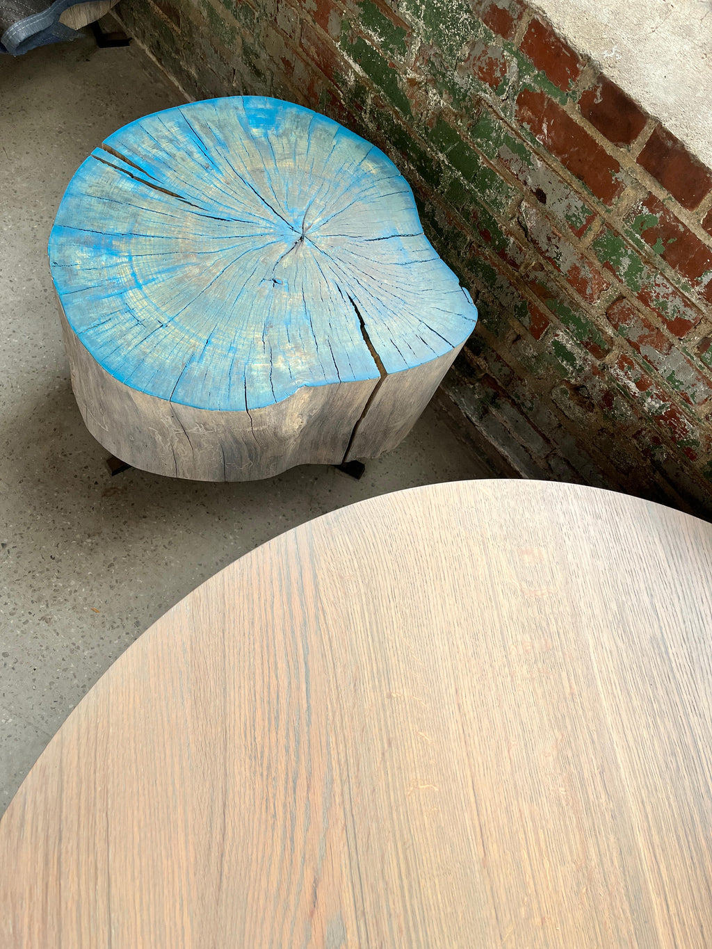 https://a.1stdibscdn.com/live-edge-round-side-table-modern-organic-blue-sputnik-table-for-sale-picture-13/f_43982/f_206357221688655581327/EEFactorySale_2023_5720_master.jpg