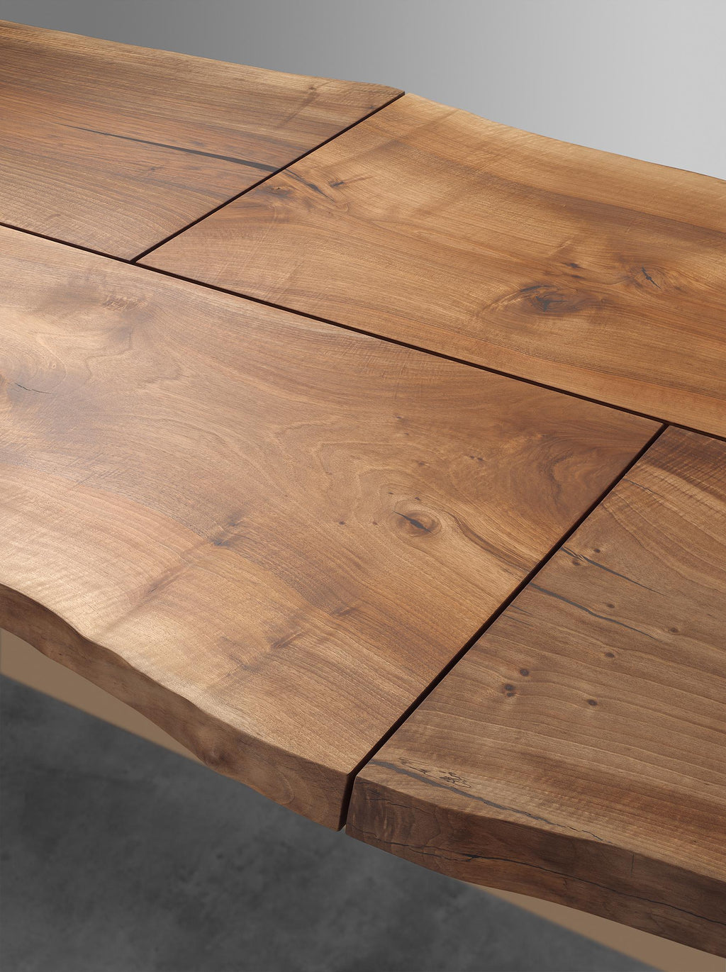 https://a.1stdibscdn.com/philipp-mainzer-trunk-ii-table-in-walnut-and-polished-brass-for-e15-selected-for-sale-picture-5/f_58922/f_294227321656938076991/ES01_TRUNK_II_Detail_03_master.jpg