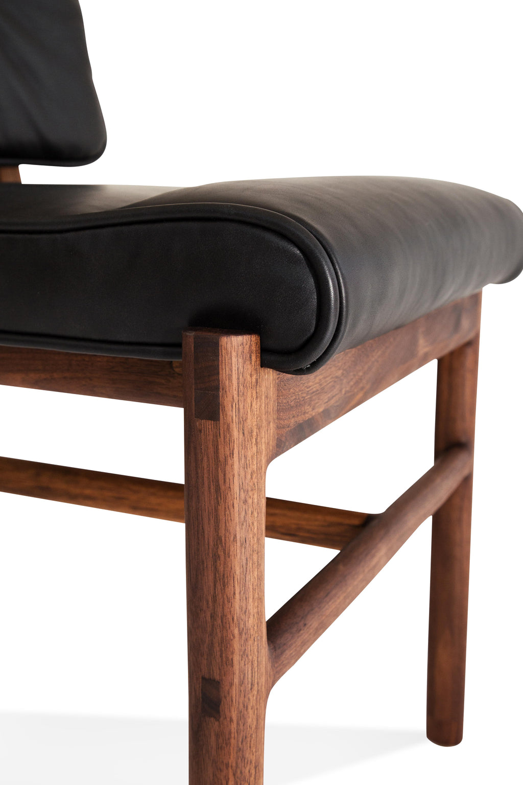https://a.1stdibscdn.com/earl-walnut-black-leather-moresby-dining-chair-for-sale-picture-7/f_24193/f_235171821619296654366/Earl_2Chairs_19_master.jpg