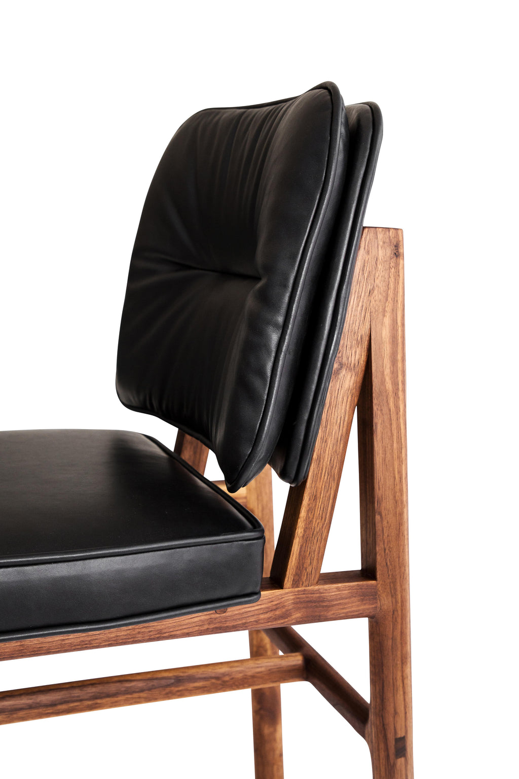 https://a.1stdibscdn.com/earl-walnut-black-leather-moresby-dining-chair-for-sale-picture-2/f_24193/f_235171821619296063650/Earl_2Chairs_9_master.jpg