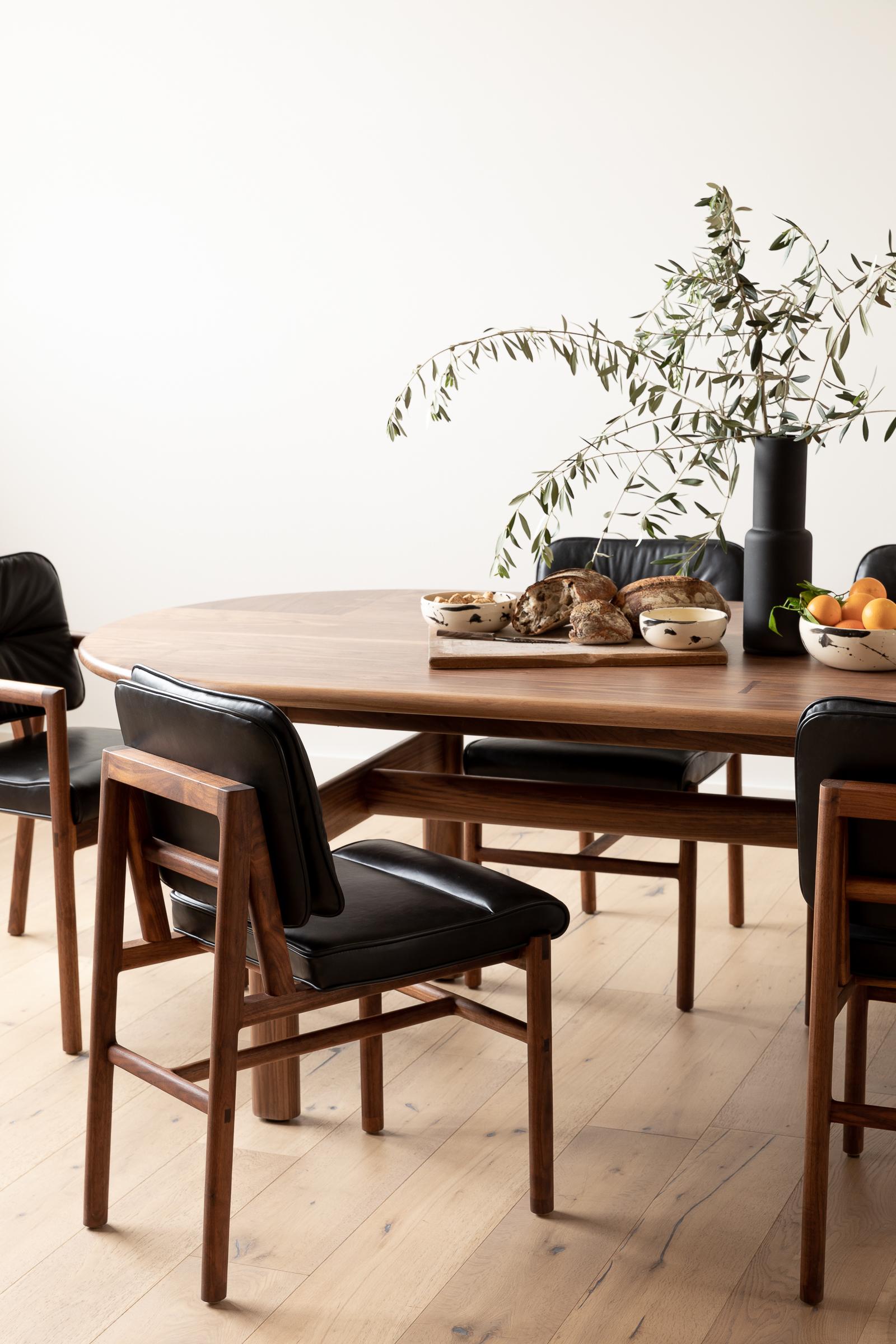 https://a.1stdibscdn.com/earl-walnut-black-leather-moresby-dining-chair-for-sale-picture-9/f_24193/f_235171821619296739400/Earl_Home_0588_master.jpg
