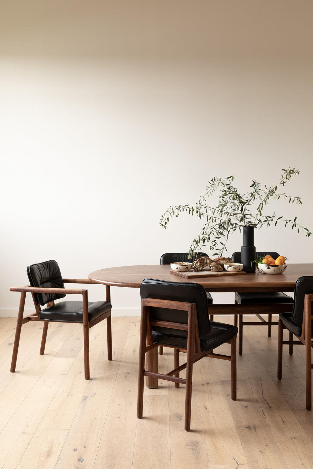 https://a.1stdibscdn.com/walnut-palang-dining-table-for-sale-picture-7/f_24193/f_292162521655849662359/Earl_Home_0596_master.jpeg