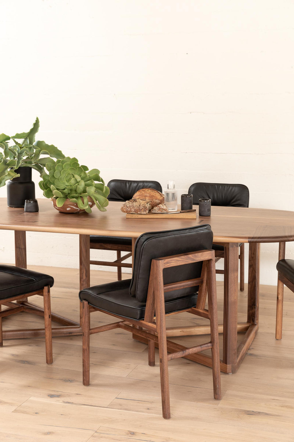 https://a.1stdibscdn.com/earl-walnut-black-leather-moresby-dining-chair-for-sale-picture-11/f_24193/f_235171821619296742779/Earl_Home_0652_master.jpg