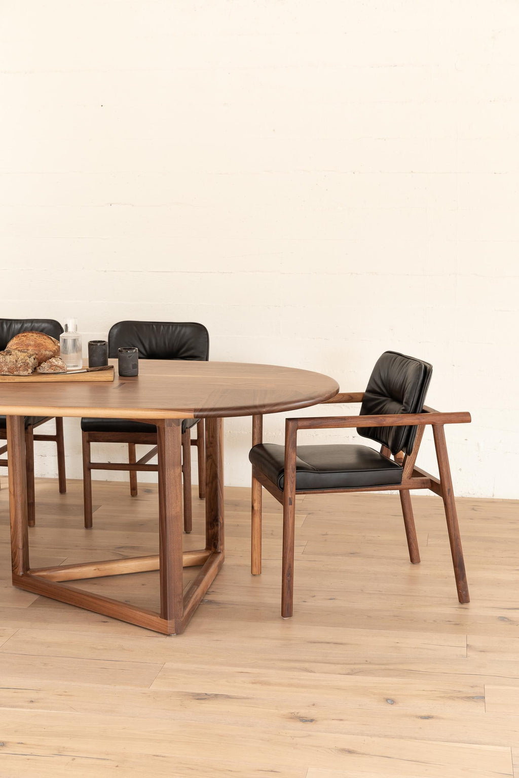 https://a.1stdibscdn.com/earl-hand-crafted-walnut-custom-upholstered-moresby-captain-chair-for-sale-picture-9/f_24193/f_235182221619315720407/Earl_Home_0653_master.jpg