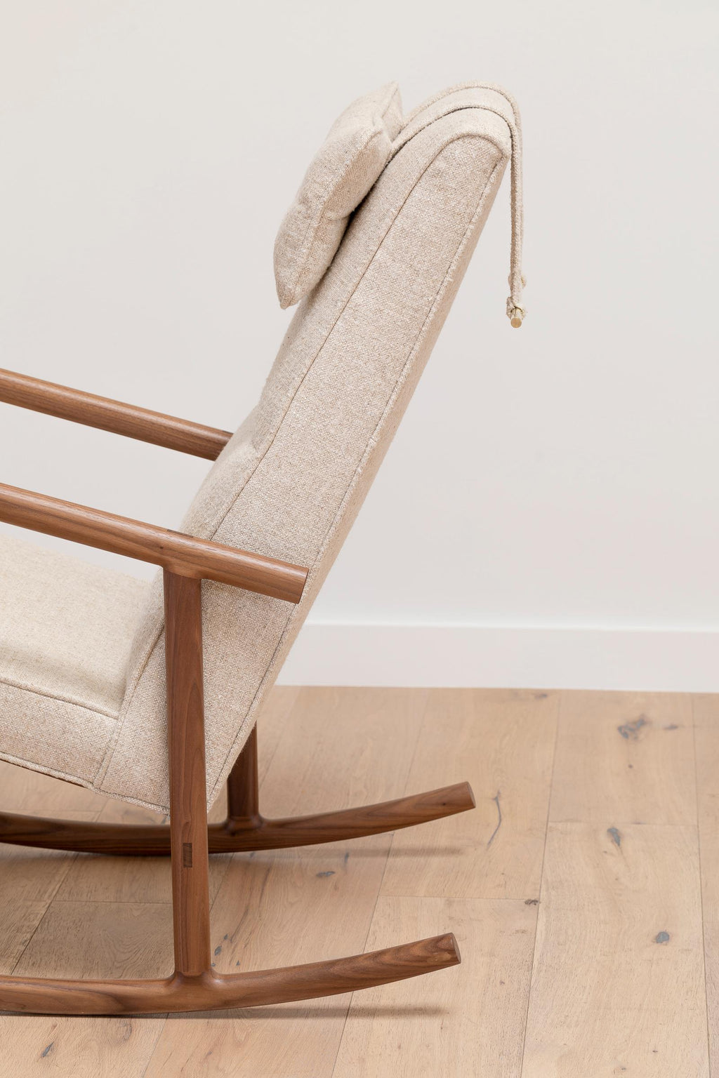 https://a.1stdibscdn.com/earl-walnut-ivory-textured-linen-moresby-rocking-chair-for-sale-picture-3/f_24193/f_234504421618898148609/Earl_Home_1865_master.jpg