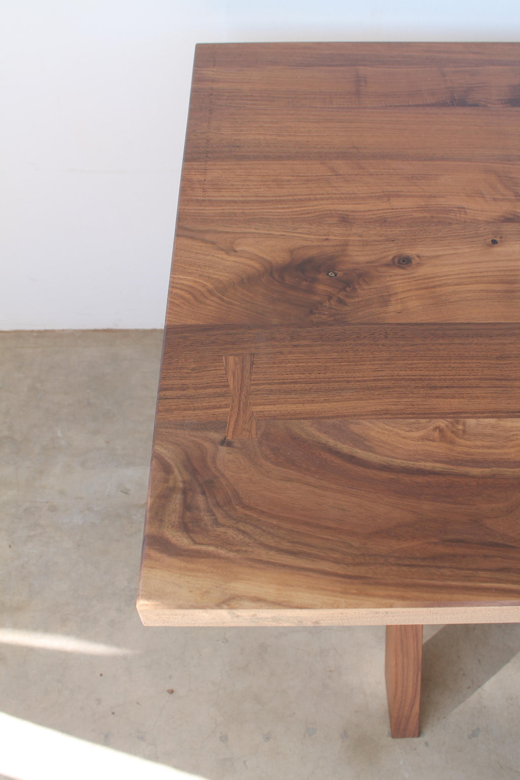 https://a.1stdibscdn.com/east-end-trestle-table-in-walnut-for-sale-picture-5/f_49771/f_22837822/East_End_Trestle_Walnut_1615669581932_master.JPG