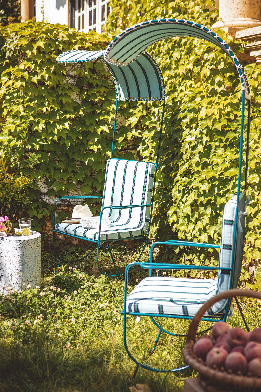 https://a.1stdibscdn.com/echo-outdoor-armchair-with-shade-for-sale-picture-4/f_83592/f_334599021679654631665/Echo_Shade_2_master.jpg