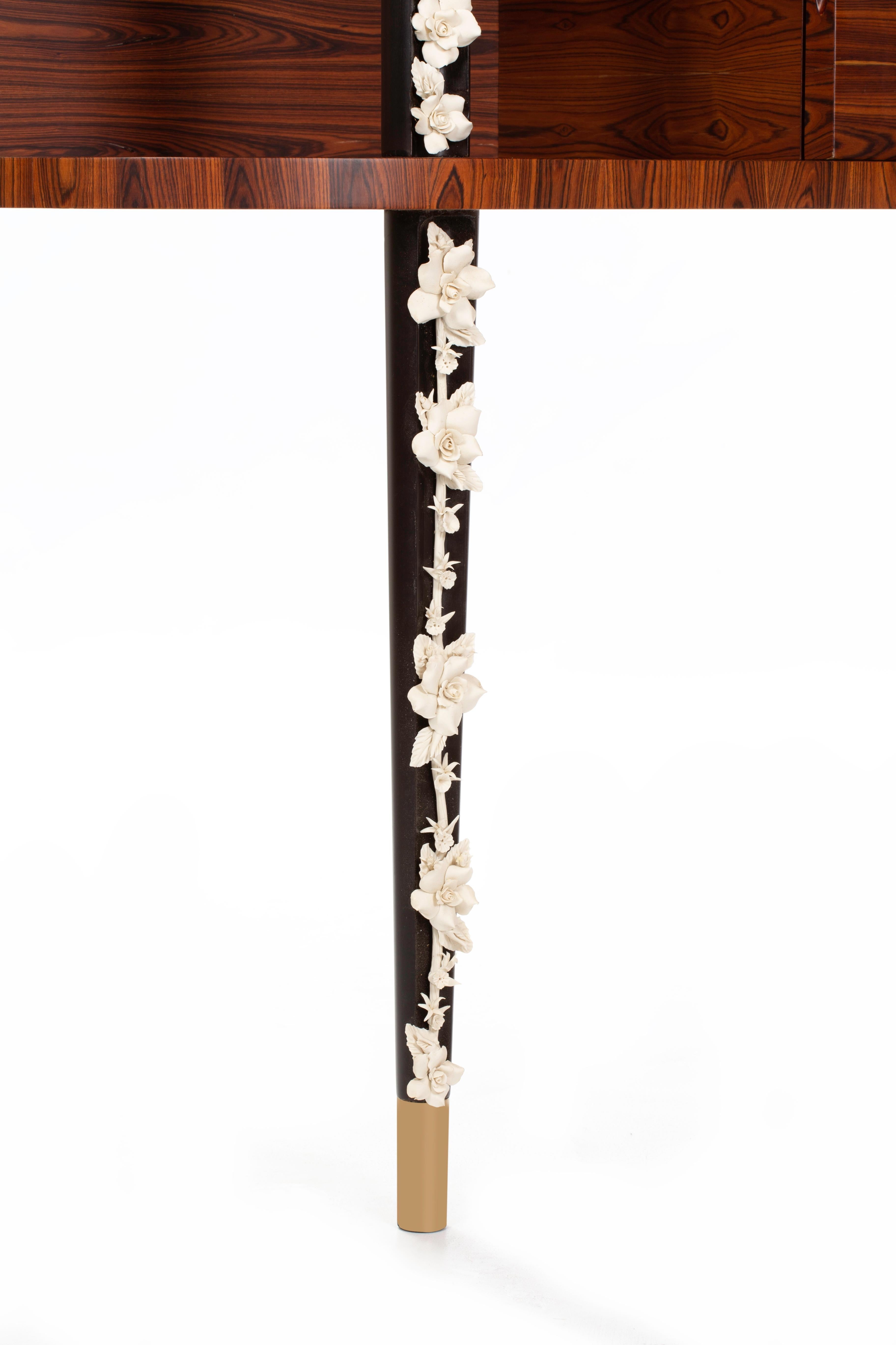 https://a.1stdibscdn.com/21st-century-eden-cabinet-in-kingwood-porcelain-brass-made-in-italy-for-sale-picture-3/f_58122/f_268963221642094227491/Eden_dettaglio_2_copia_master.jpg