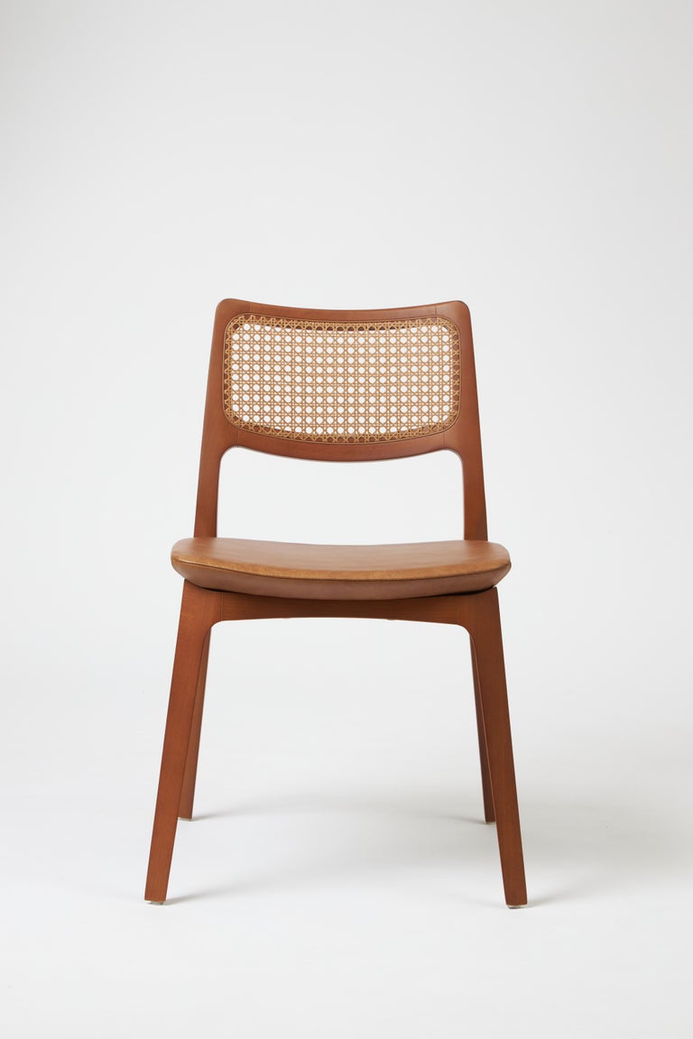 https://a.1stdibscdn.com/modern-style-aurora-chair-sculpted-in-walnut-finish-no-arms-leather-seating-for-sale-picture-2/f_35593/f_390203621711486132846/Emp_rio_das_Cadeiras0751_master.jpg?width=768