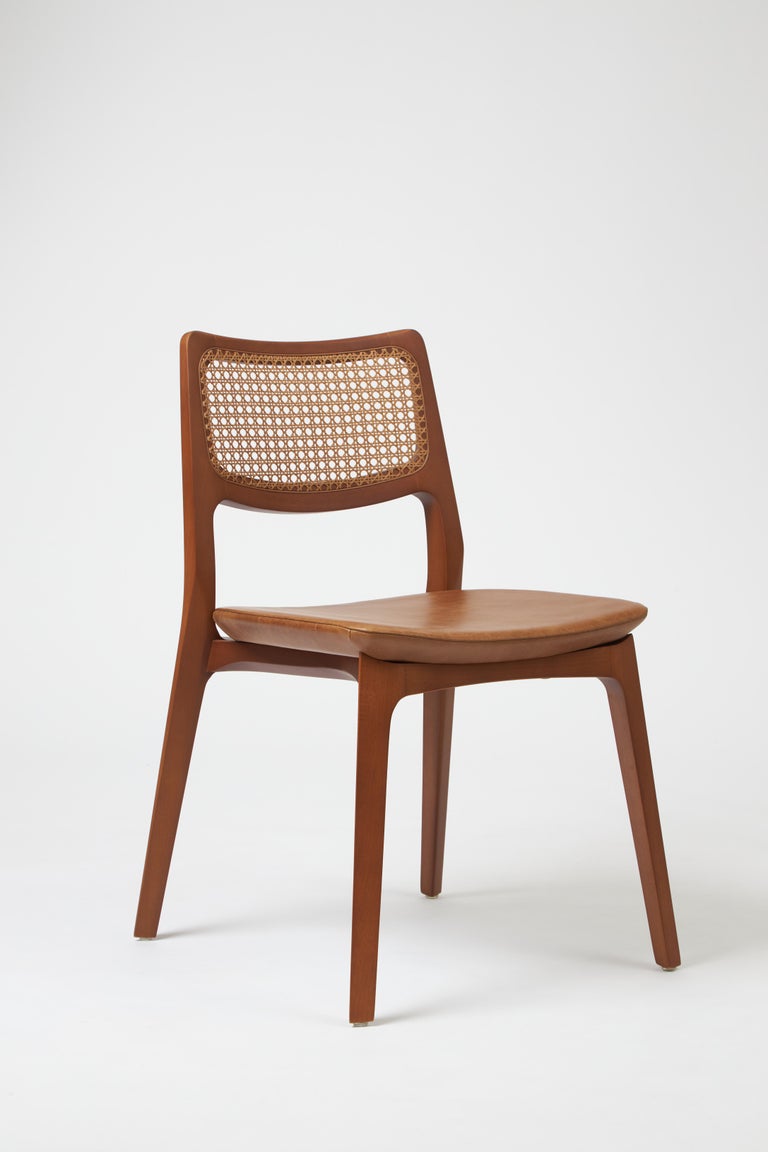 https://a.1stdibscdn.com/modern-style-aurora-chair-sculpted-in-walnut-finish-no-arms-leather-seating-for-sale-picture-2/f_35593/f_390184821711480699253/Emp_rio_das_Cadeiras0752_master.jpg?width=768