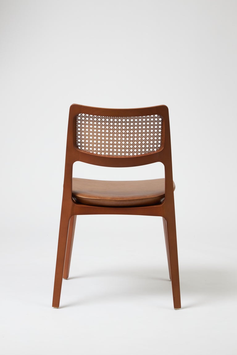 https://a.1stdibscdn.com/modern-style-aurora-chair-sculpted-in-walnut-finish-no-arms-leather-seating-for-sale-picture-5/f_35593/f_390203621711486042880/Emp_rio_das_Cadeiras0754_master.jpg?width=768