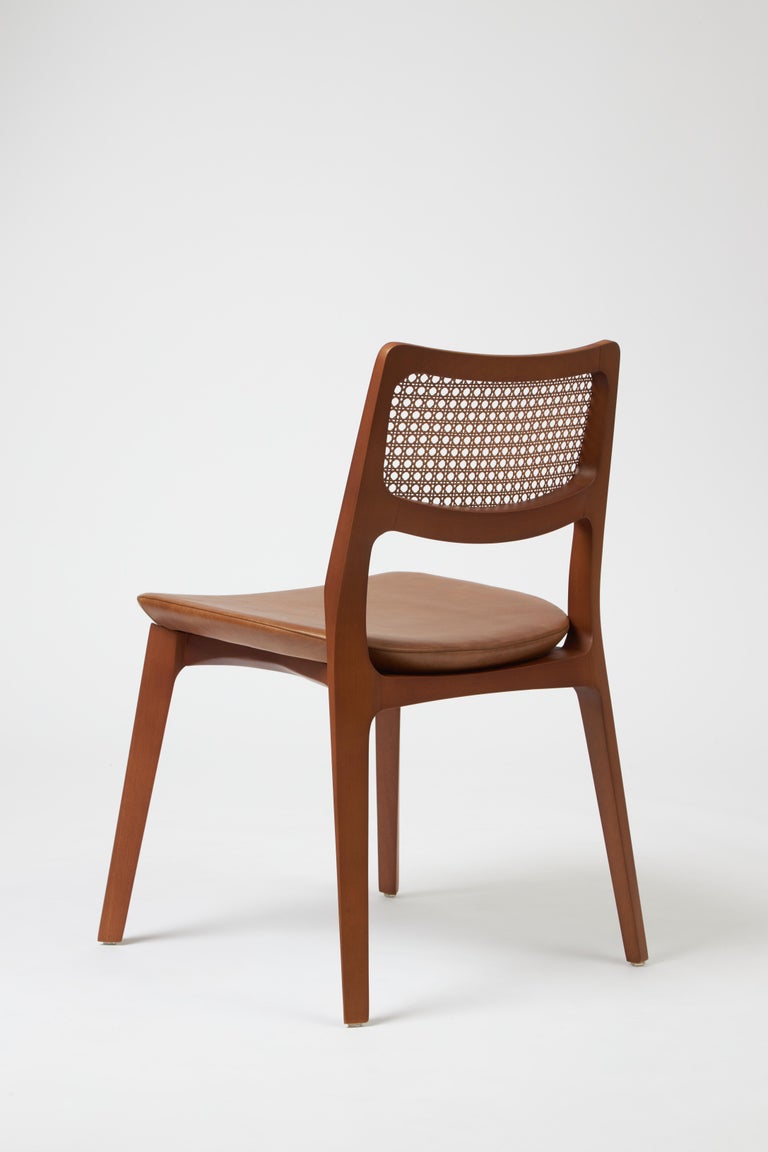 https://a.1stdibscdn.com/modern-style-aurora-chair-sculpted-in-walnut-finish-no-arms-leather-seating-for-sale-picture-4/f_35593/f_390184821711480699466/Emp_rio_das_Cadeiras0755_master.jpg?width=768