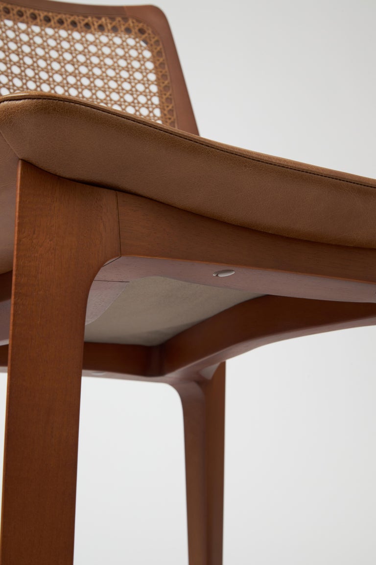 https://a.1stdibscdn.com/modern-style-aurora-chair-sculpted-in-walnut-finish-no-arms-leather-seating-for-sale-picture-6/f_35593/f_390184821711480820326/Emp_rio_das_Cadeiras0794_master.jpg?width=768
