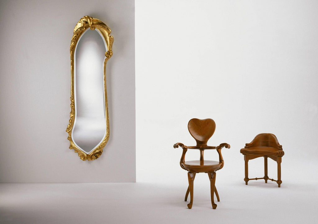 https://a.1stdibscdn.com/antoni-gaudi-calvet-armchair-for-sale-picture-4/f_14272/f_284818121651489108776/Esp_Sillo_n_Tabur_1506631489903_master.jpg