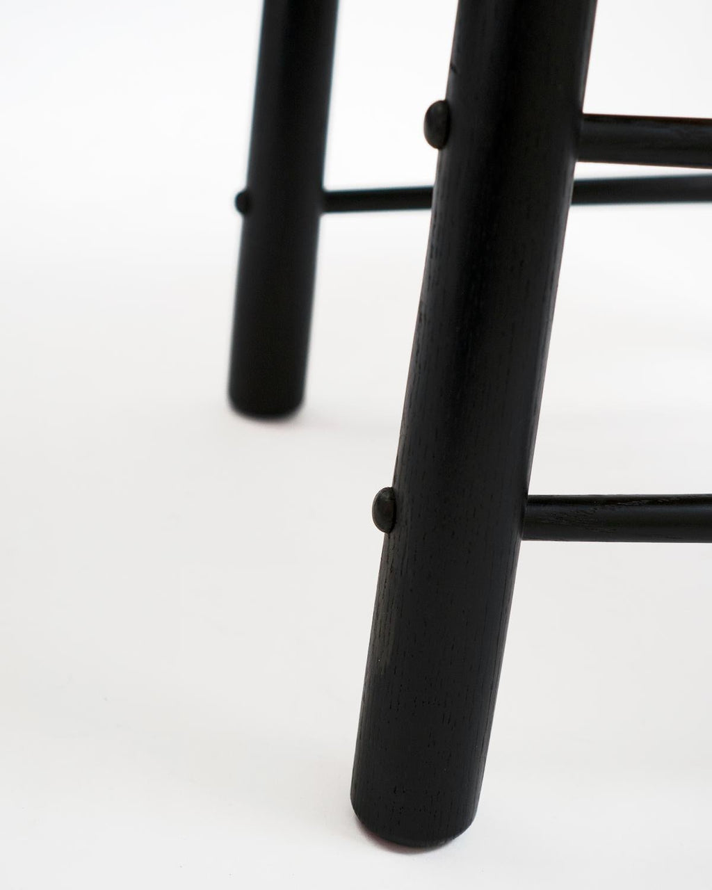 https://a.1stdibscdn.com/ewa-dining-chair-white-oak-and-natural-fibre-rush-for-sale-picture-9/f_26683/f_275985821646253966159/Ewa_black_detail_legbutton_master.jpg